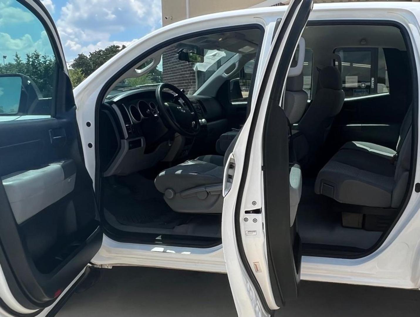 2011 WHITE TOYOTA TUNDRA DOUBLE CAB SR5 (5TFUW5F1XBX) with an 5.7L engine, Automatic transmission, located at 4415 NE 28th St, Haltom City, TX, 76117, (817) 222-9334, 32.795322, -97.280937 - Photo#8