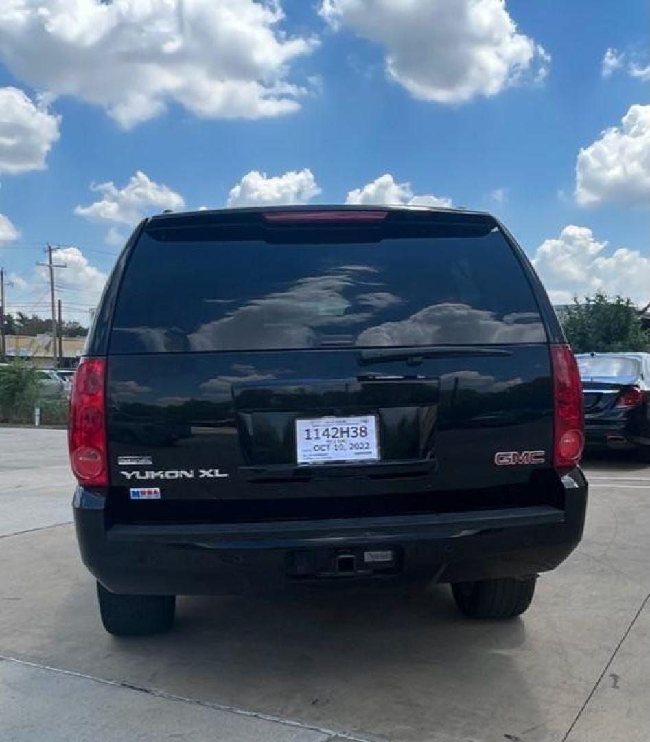 2011 BLACK GMC YUKON XL 1500 SLE (1GKS1HE09BR) with an 5.3L engine, Automatic transmission, located at 4415 NE 28th St, Haltom City, TX, 76117, (817) 222-9334, 32.795322, -97.280937 - Photo#11