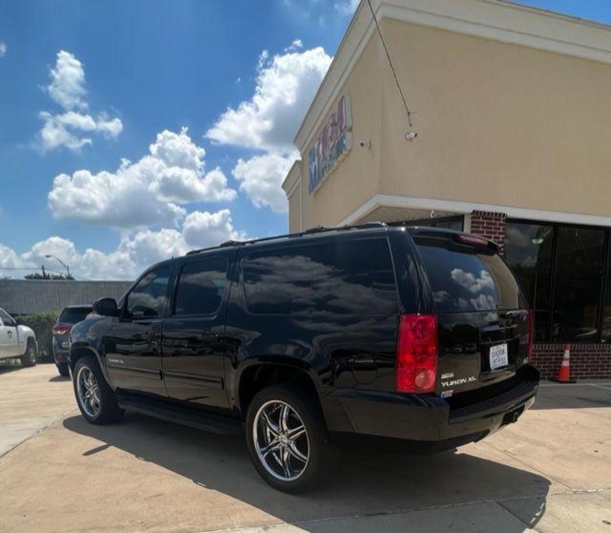 2011 BLACK GMC YUKON XL 1500 SLE (1GKS1HE09BR) with an 5.3L engine, Automatic transmission, located at 4415 NE 28th St, Haltom City, TX, 76117, (817) 222-9334, 32.795322, -97.280937 - Photo#2