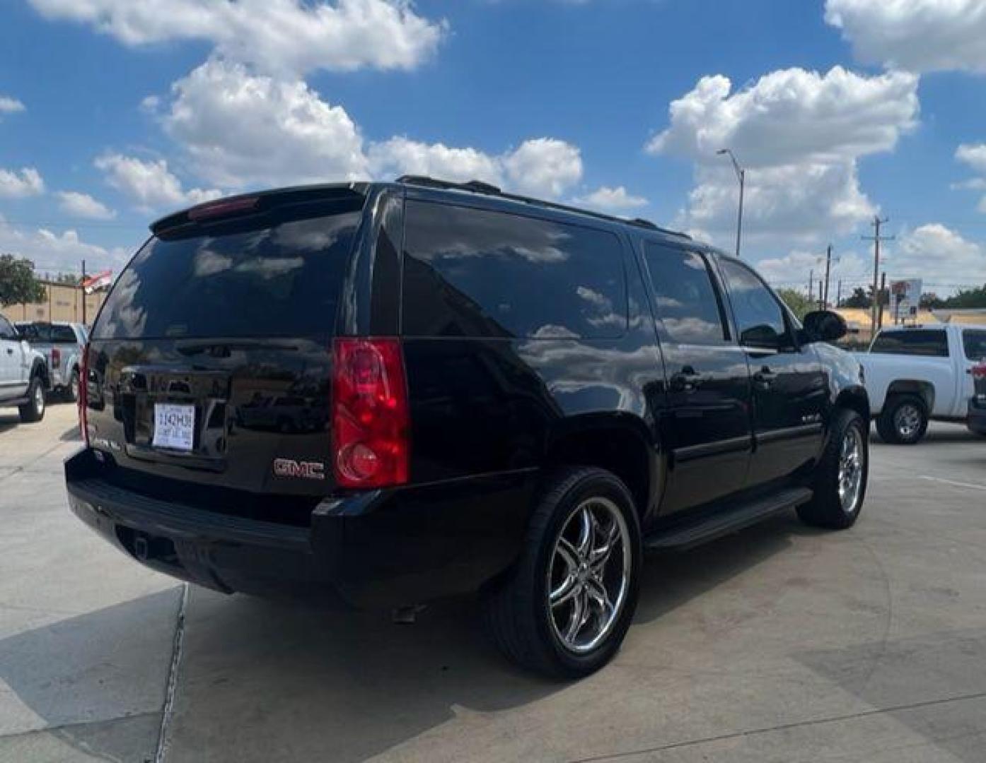 2011 BLACK GMC YUKON XL 1500 SLE (1GKS1HE09BR) with an 5.3L engine, Automatic transmission, located at 4415 NE 28th St, Haltom City, TX, 76117, (817) 222-9334, 32.795322, -97.280937 - Photo#3