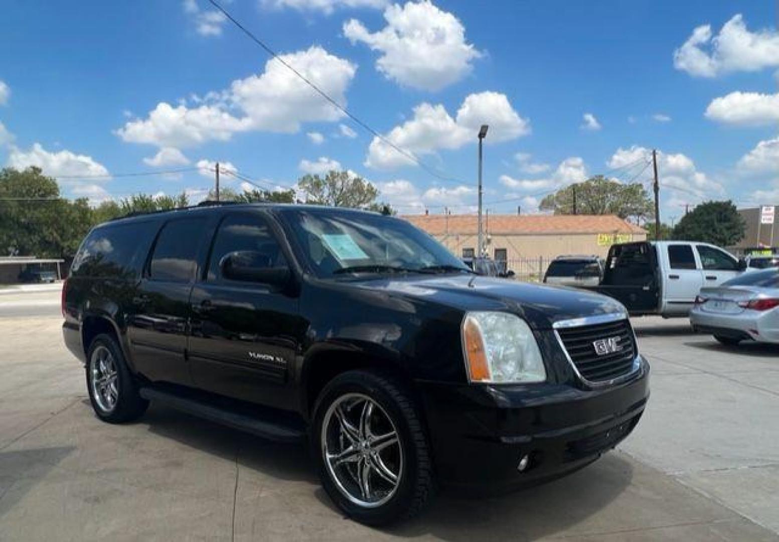 2011 BLACK GMC YUKON XL 1500 SLE (1GKS1HE09BR) with an 5.3L engine, Automatic transmission, located at 4415 NE 28th St, Haltom City, TX, 76117, (817) 222-9334, 32.795322, -97.280937 - Photo#4