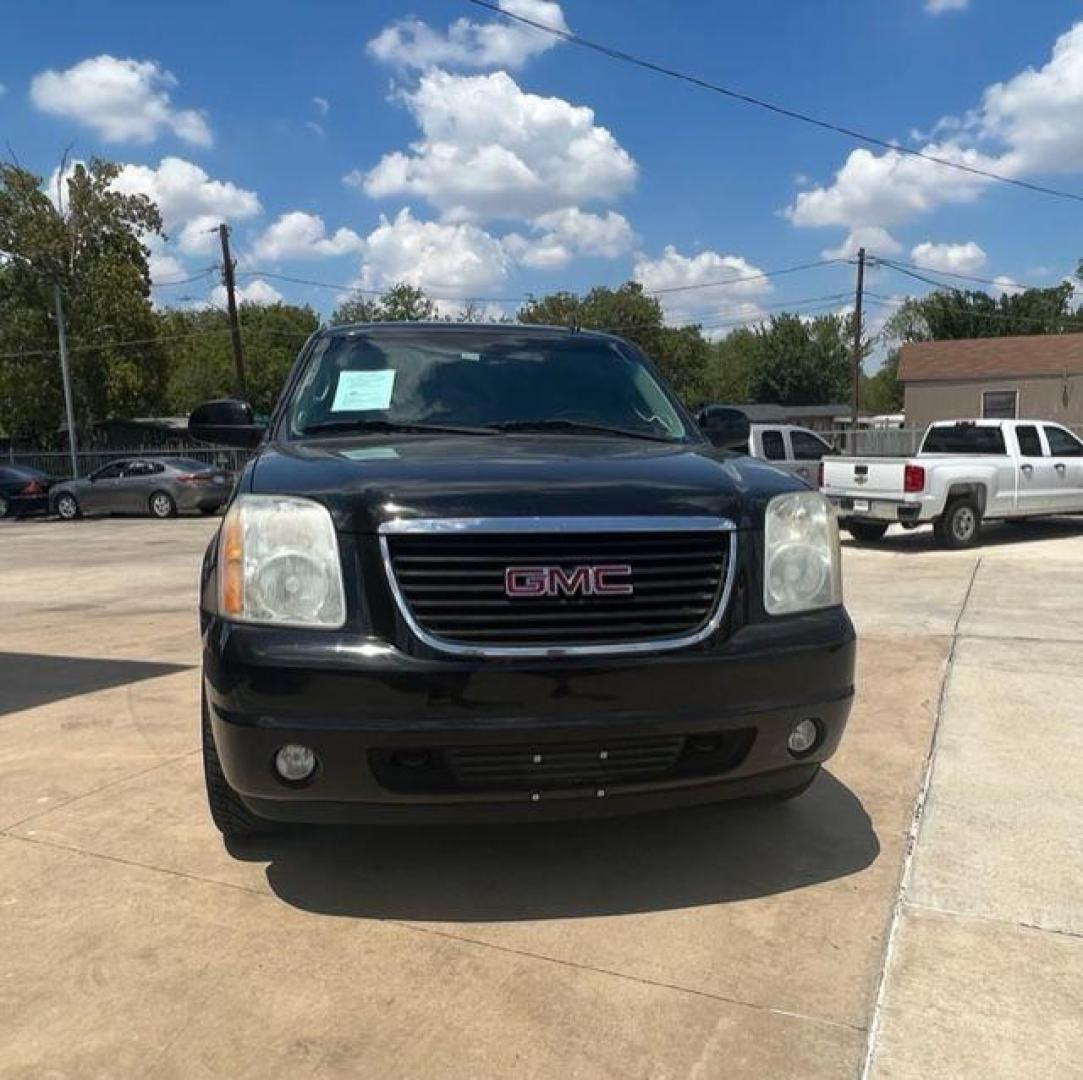 2011 BLACK GMC YUKON XL 1500 SLE (1GKS1HE09BR) with an 5.3L engine, Automatic transmission, located at 4415 NE 28th St, Haltom City, TX, 76117, (817) 222-9334, 32.795322, -97.280937 - Photo#5