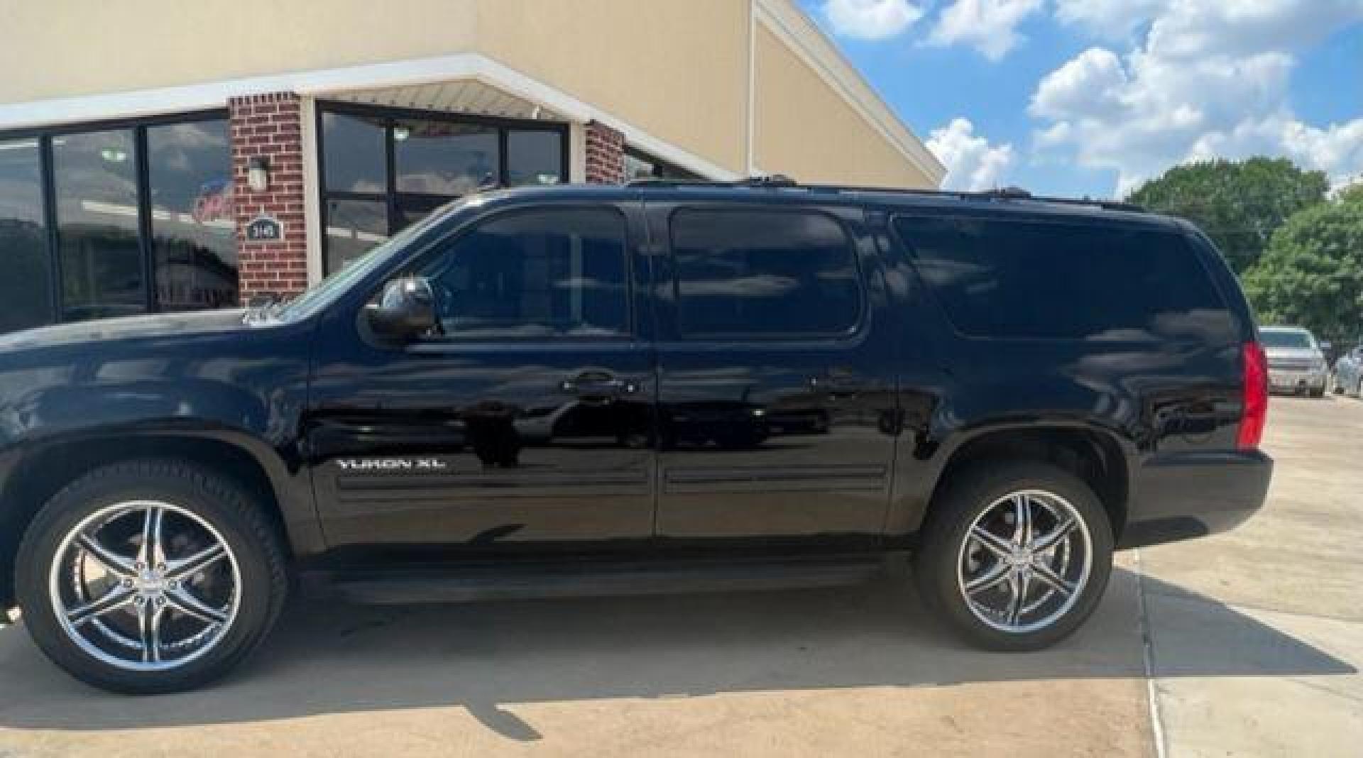 2011 BLACK GMC YUKON XL 1500 SLE (1GKS1HE09BR) with an 5.3L engine, Automatic transmission, located at 4415 NE 28th St, Haltom City, TX, 76117, (817) 222-9334, 32.795322, -97.280937 - Photo#6