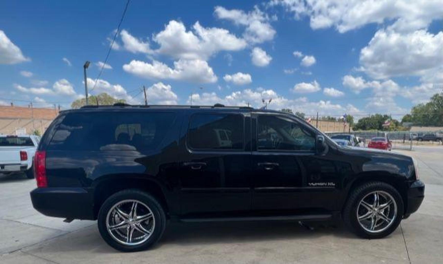 2011 BLACK GMC YUKON XL 1500 SLE (1GKS1HE09BR) with an 5.3L engine, Automatic transmission, located at 4415 NE 28th St, Haltom City, TX, 76117, (817) 222-9334, 32.795322, -97.280937 - Photo#8