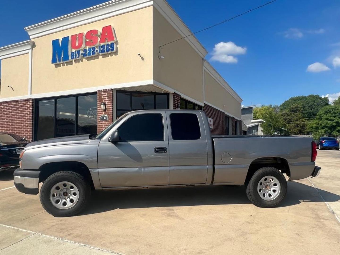 2007 SILVER CHEVROLET SILVERADO 1500 CLASSIC (1GCEK19B27E) with an 5.3L engine, Automatic transmission, located at 4415 NE 28th St, Haltom City, TX, 76117, (817) 222-9334, 32.795322, -97.280937 - Photo#0