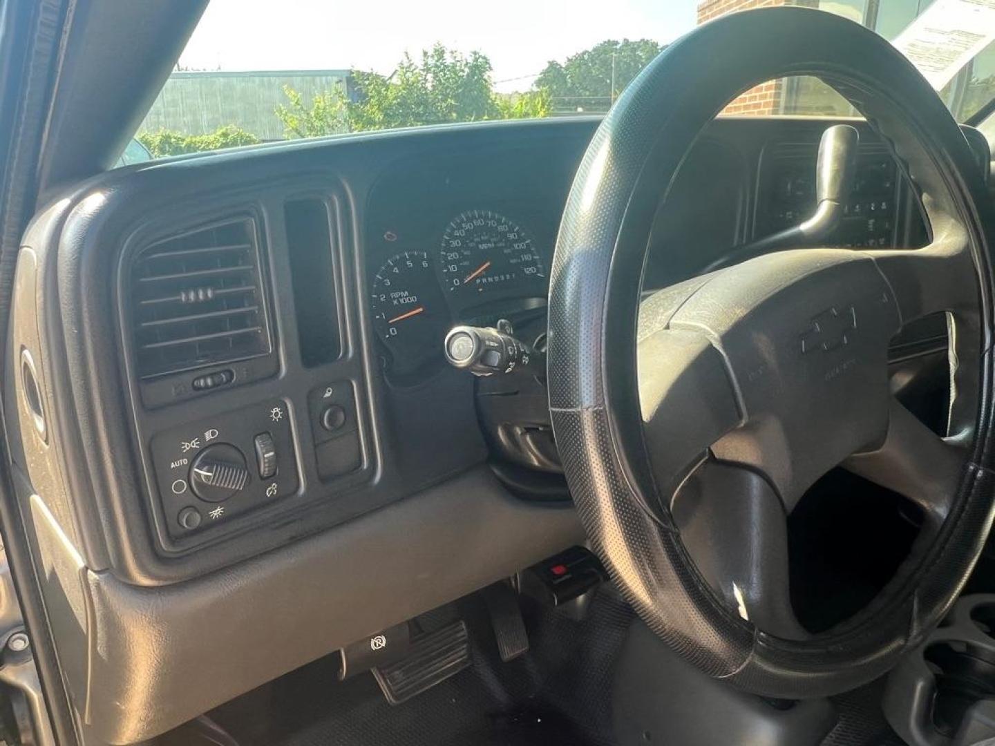 2007 SILVER CHEVROLET SILVERADO 1500 CLASSIC (1GCEK19B27E) with an 5.3L engine, Automatic transmission, located at 4415 NE 28th St, Haltom City, TX, 76117, (817) 222-9334, 32.795322, -97.280937 - Photo#9