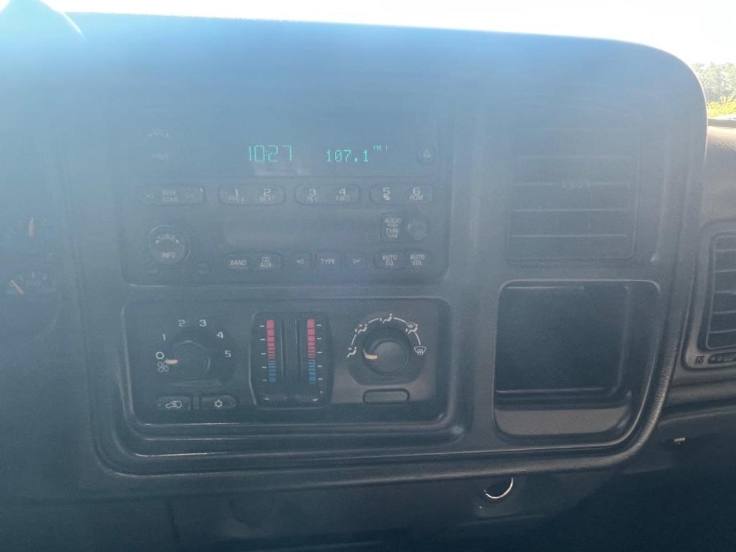 2007 SILVER CHEVROLET SILVERADO 1500 CLASSIC (1GCEK19B27E) with an 5.3L engine, Automatic transmission, located at 4415 NE 28th St, Haltom City, TX, 76117, (817) 222-9334, 32.795322, -97.280937 - Photo#14