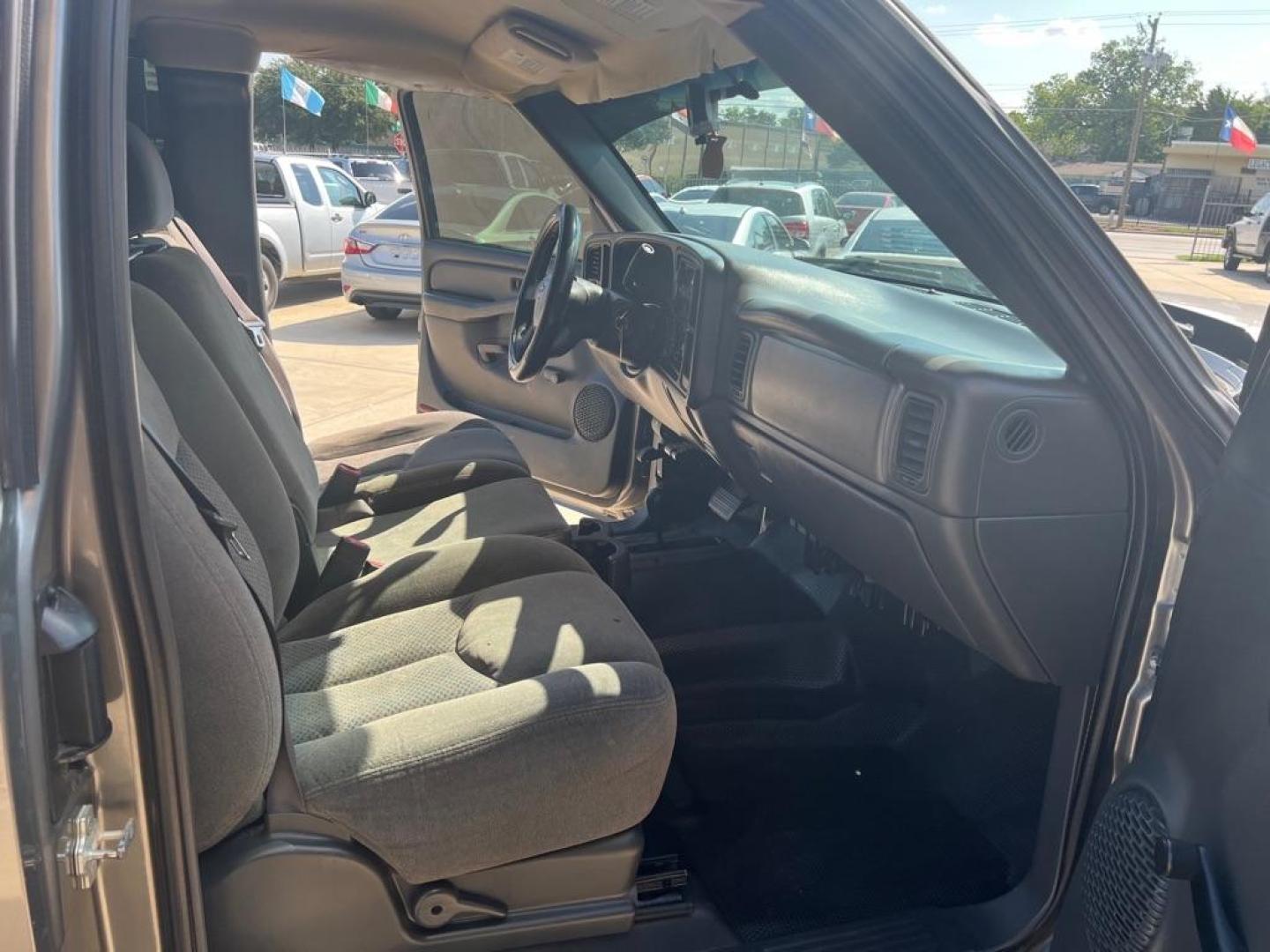 2007 SILVER CHEVROLET SILVERADO 1500 CLASSIC (1GCEK19B27E) with an 5.3L engine, Automatic transmission, located at 4415 NE 28th St, Haltom City, TX, 76117, (817) 222-9334, 32.795322, -97.280937 - Photo#17