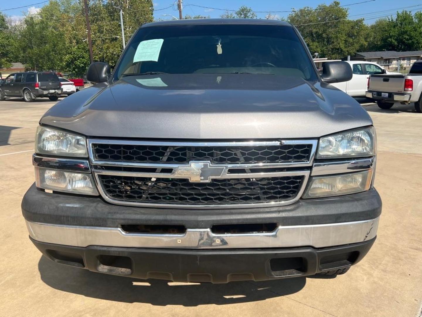 2007 SILVER CHEVROLET SILVERADO 1500 CLASSIC (1GCEK19B27E) with an 5.3L engine, Automatic transmission, located at 4415 NE 28th St, Haltom City, TX, 76117, (817) 222-9334, 32.795322, -97.280937 - Photo#1