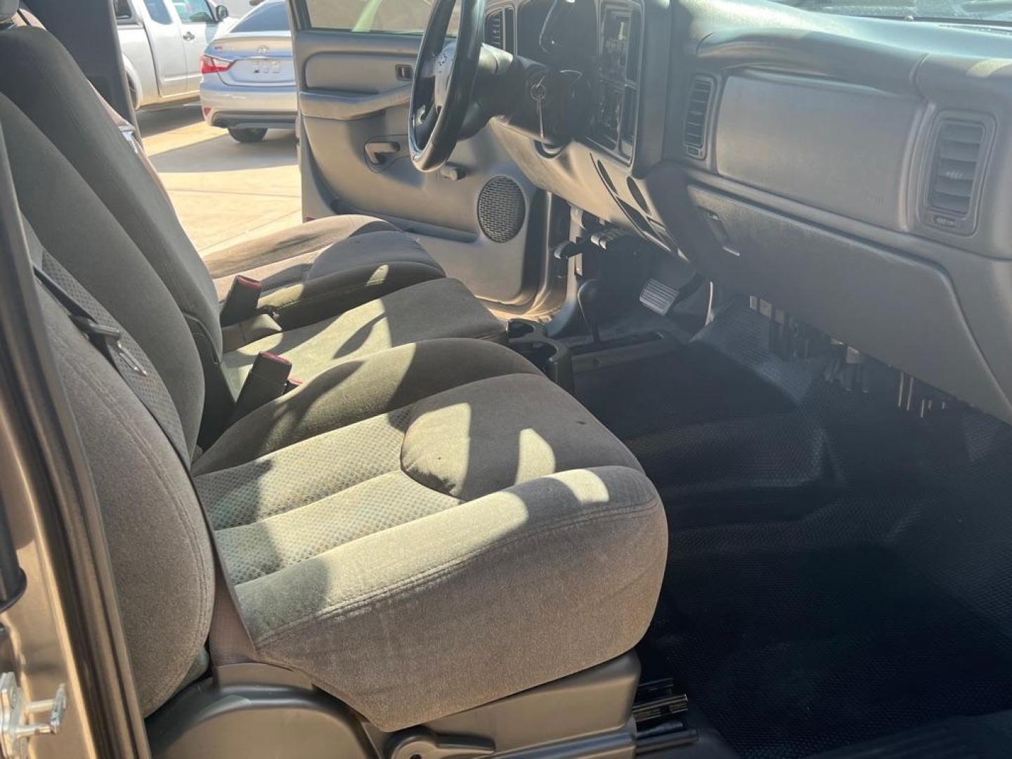 2007 SILVER CHEVROLET SILVERADO 1500 CLASSIC (1GCEK19B27E) with an 5.3L engine, Automatic transmission, located at 4415 NE 28th St, Haltom City, TX, 76117, (817) 222-9334, 32.795322, -97.280937 - Photo#19