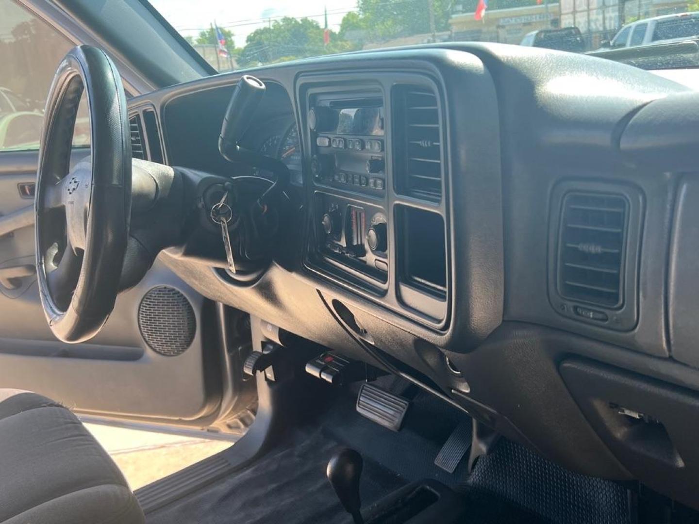 2007 SILVER CHEVROLET SILVERADO 1500 CLASSIC (1GCEK19B27E) with an 5.3L engine, Automatic transmission, located at 4415 NE 28th St, Haltom City, TX, 76117, (817) 222-9334, 32.795322, -97.280937 - Photo#21