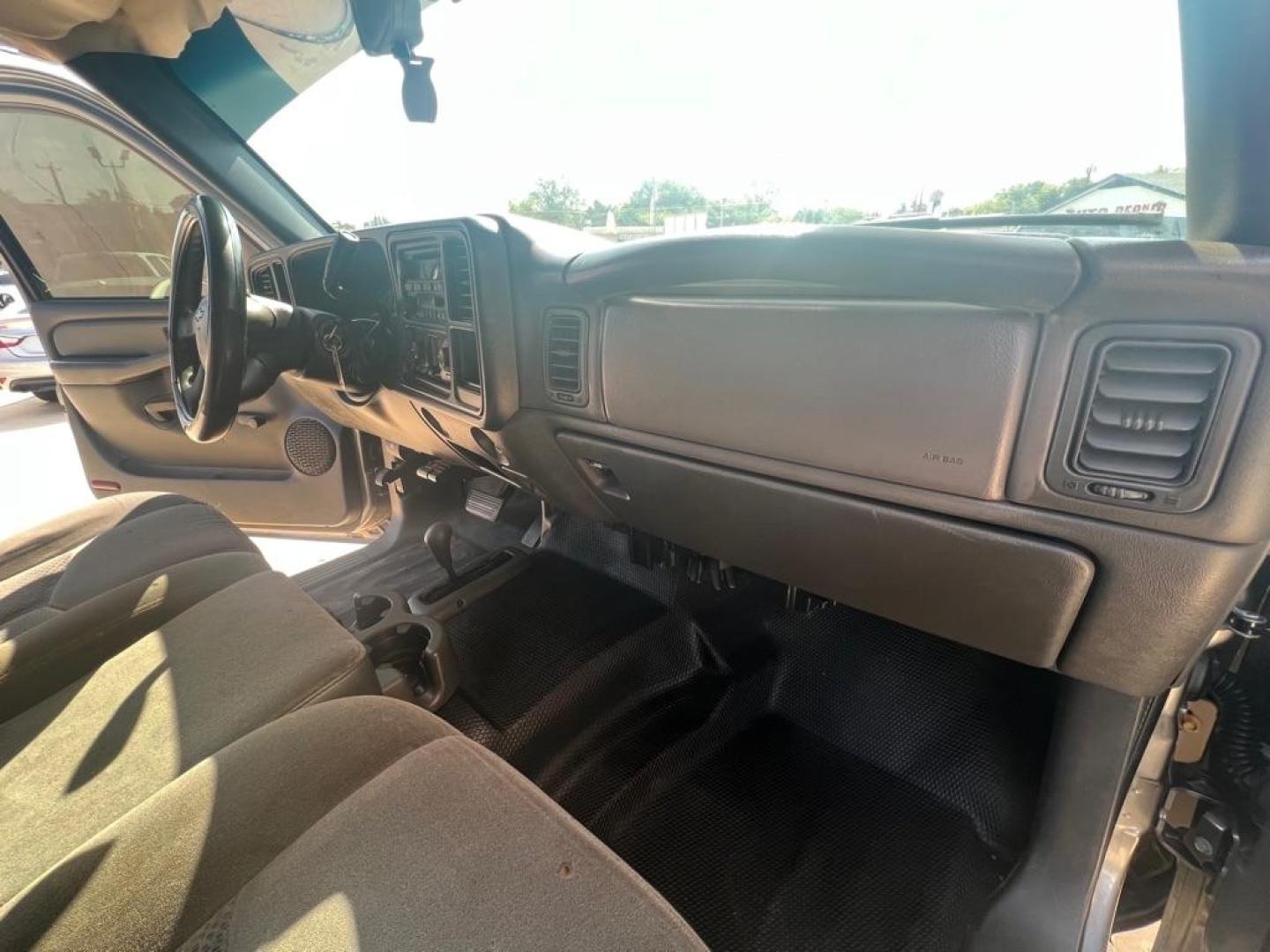 2007 SILVER CHEVROLET SILVERADO 1500 CLASSIC (1GCEK19B27E) with an 5.3L engine, Automatic transmission, located at 4415 NE 28th St, Haltom City, TX, 76117, (817) 222-9334, 32.795322, -97.280937 - Photo#22