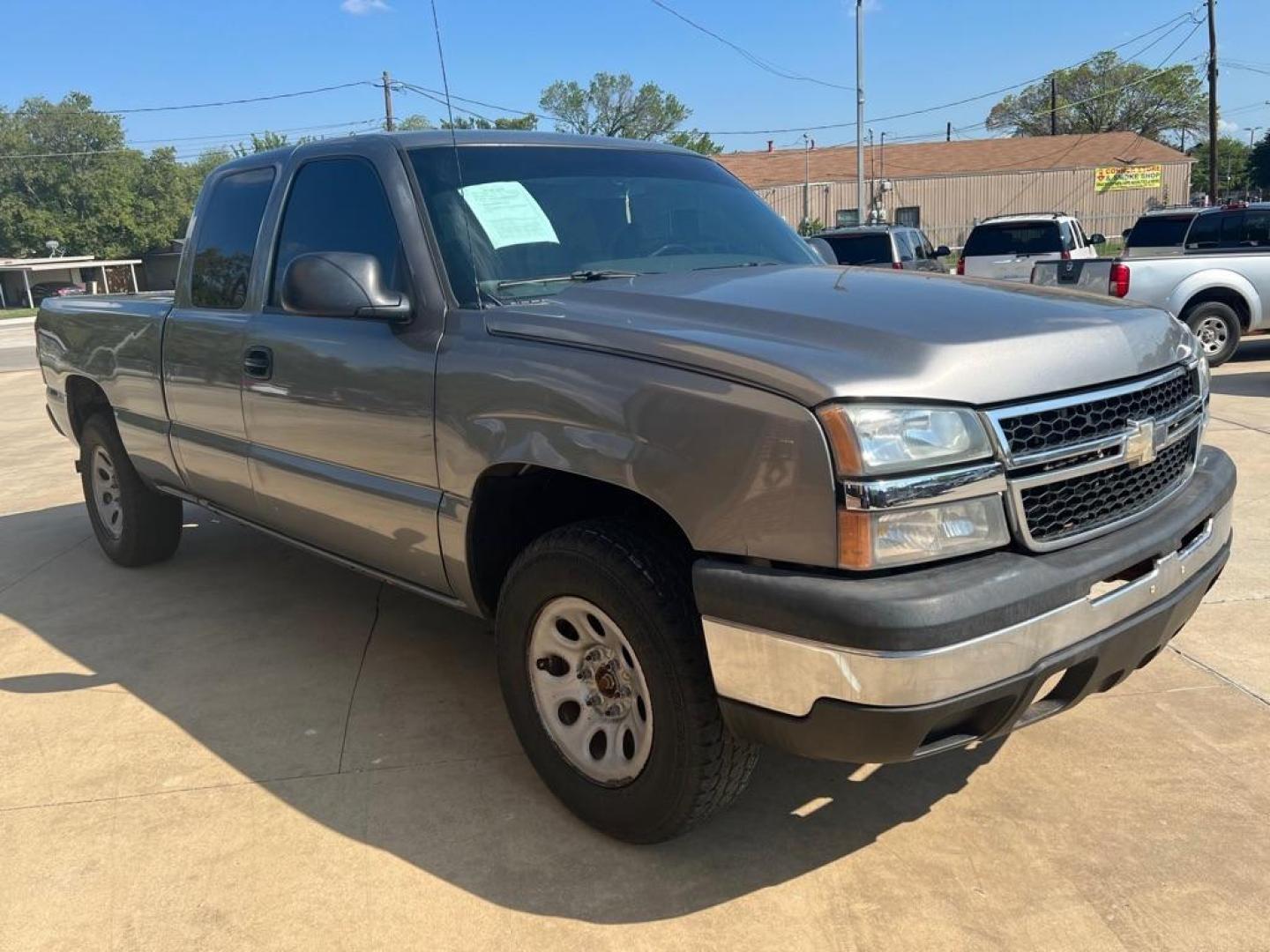 2007 SILVER CHEVROLET SILVERADO 1500 CLASSIC (1GCEK19B27E) with an 5.3L engine, Automatic transmission, located at 4415 NE 28th St, Haltom City, TX, 76117, (817) 222-9334, 32.795322, -97.280937 - Photo#2