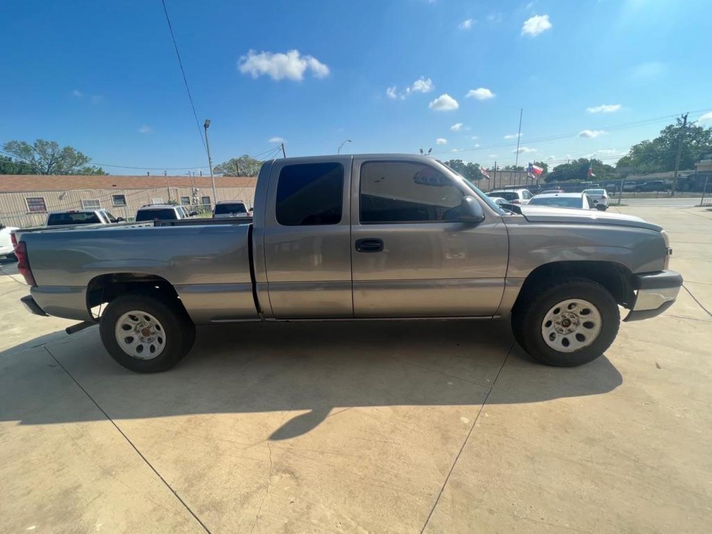 2007 SILVER CHEVROLET SILVERADO 1500 CLASSIC (1GCEK19B27E) with an 5.3L engine, Automatic transmission, located at 4415 NE 28th St, Haltom City, TX, 76117, (817) 222-9334, 32.795322, -97.280937 - Photo#3