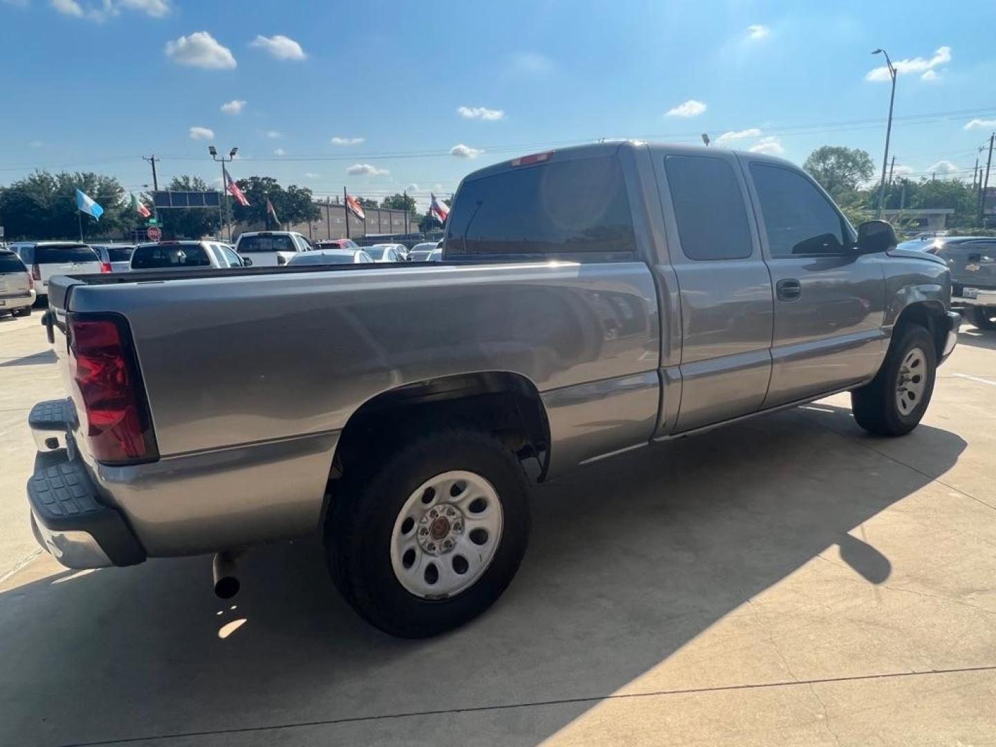 2007 SILVER CHEVROLET SILVERADO 1500 CLASSIC (1GCEK19B27E) with an 5.3L engine, Automatic transmission, located at 4415 NE 28th St, Haltom City, TX, 76117, (817) 222-9334, 32.795322, -97.280937 - Photo#4