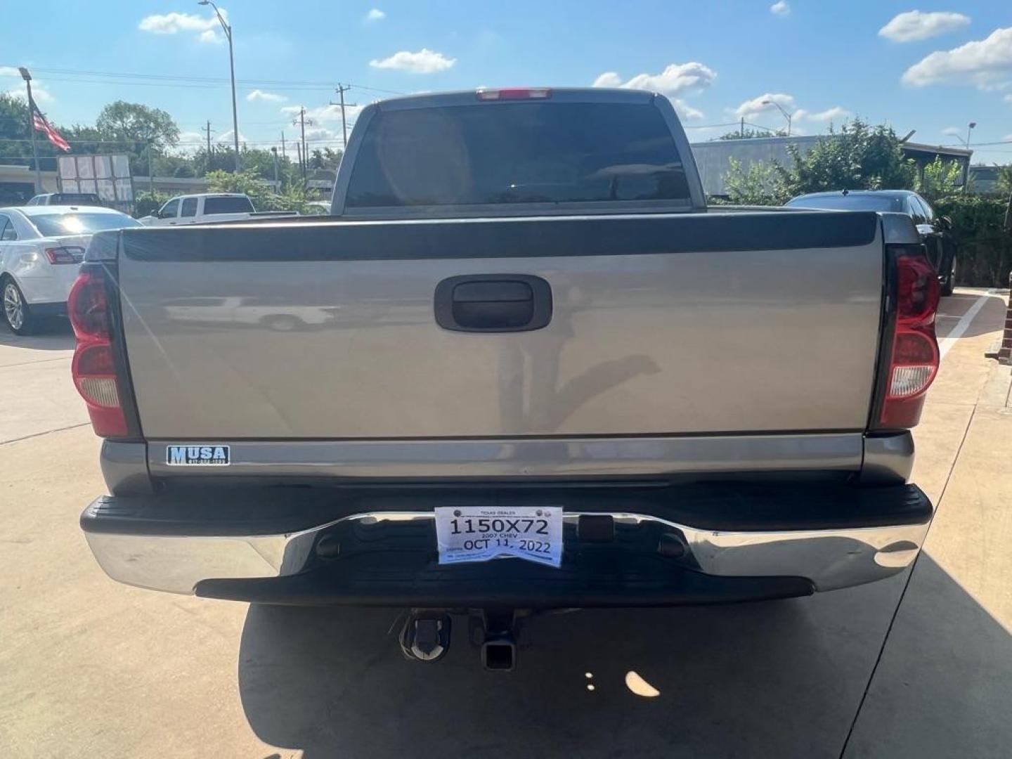 2007 SILVER CHEVROLET SILVERADO 1500 CLASSIC (1GCEK19B27E) with an 5.3L engine, Automatic transmission, located at 4415 NE 28th St, Haltom City, TX, 76117, (817) 222-9334, 32.795322, -97.280937 - Photo#5