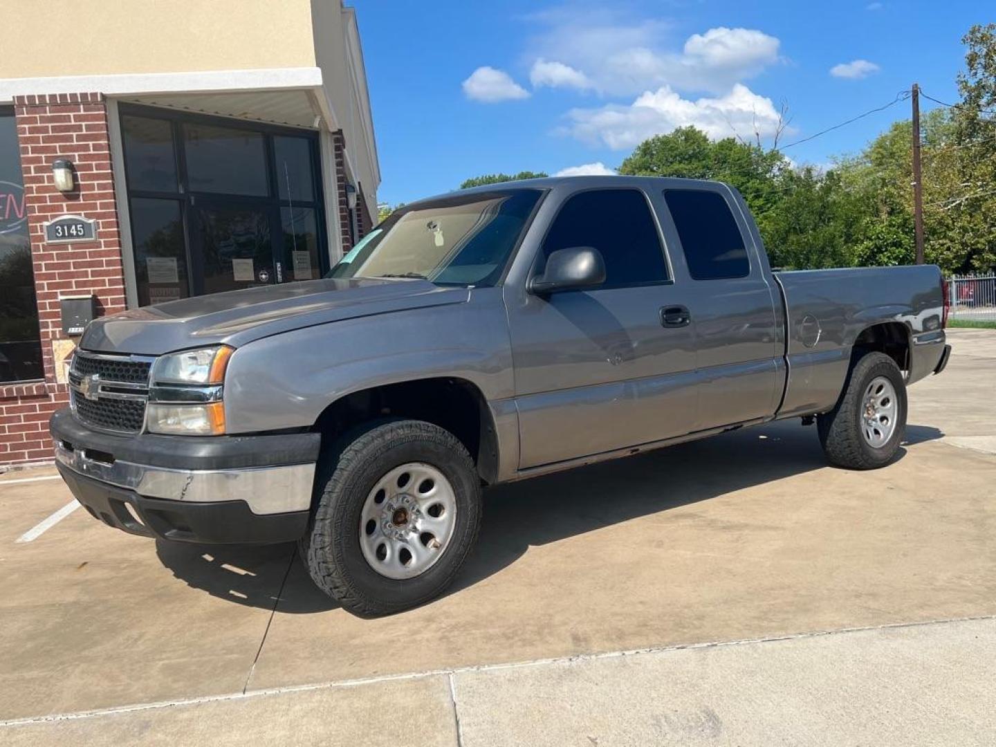 2007 SILVER CHEVROLET SILVERADO 1500 CLASSIC (1GCEK19B27E) with an 5.3L engine, Automatic transmission, located at 4415 NE 28th St, Haltom City, TX, 76117, (817) 222-9334, 32.795322, -97.280937 - Photo#6