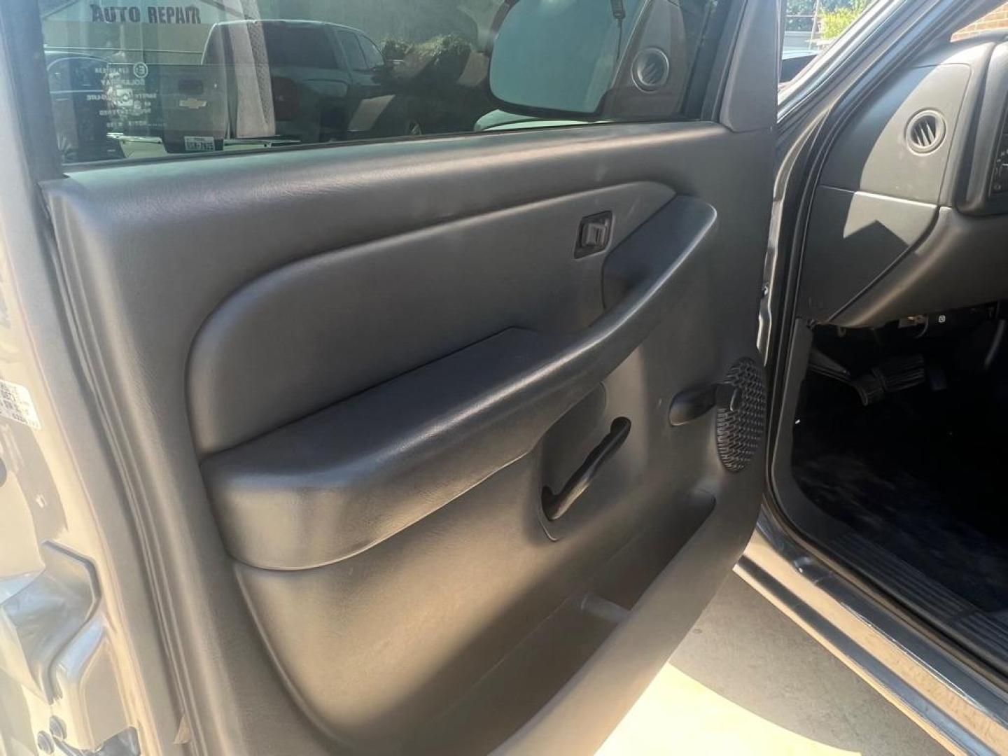 2007 SILVER CHEVROLET SILVERADO 1500 CLASSIC (1GCEK19B27E) with an 5.3L engine, Automatic transmission, located at 4415 NE 28th St, Haltom City, TX, 76117, (817) 222-9334, 32.795322, -97.280937 - Photo#7