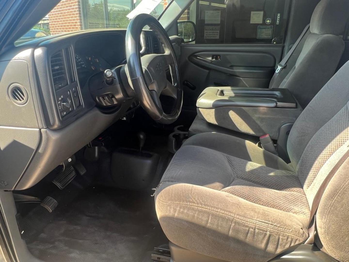 2007 SILVER CHEVROLET SILVERADO 1500 CLASSIC (1GCEK19B27E) with an 5.3L engine, Automatic transmission, located at 4415 NE 28th St, Haltom City, TX, 76117, (817) 222-9334, 32.795322, -97.280937 - Photo#8