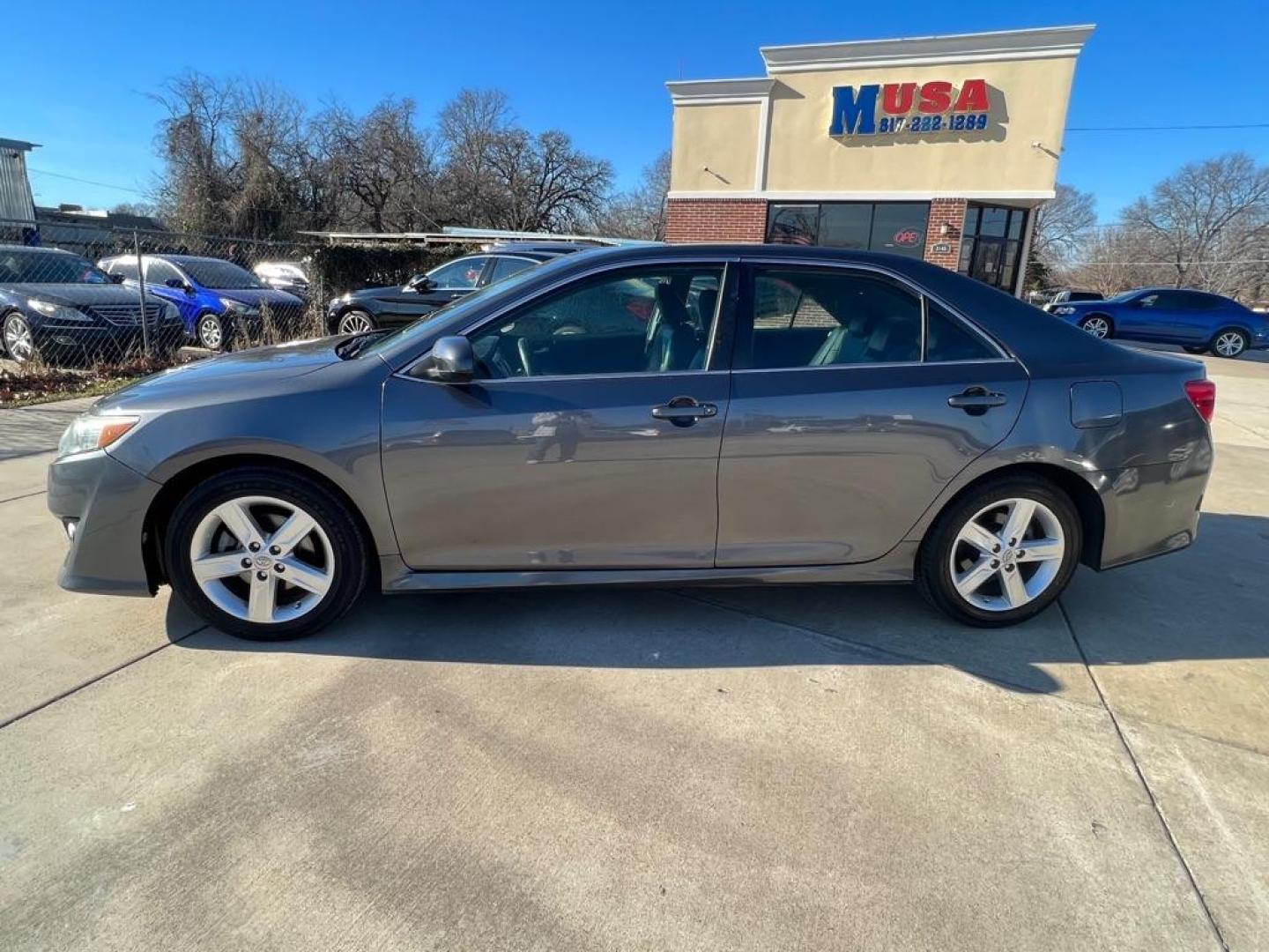 2014 GRAY TOYOTA CAMRY L (4T1BF1FK6EU) with an 2.5L engine, Automatic transmission, located at 4415 NE 28th St, Haltom City, TX, 76117, (817) 222-9334, 32.795322, -97.280937 - Photo#1