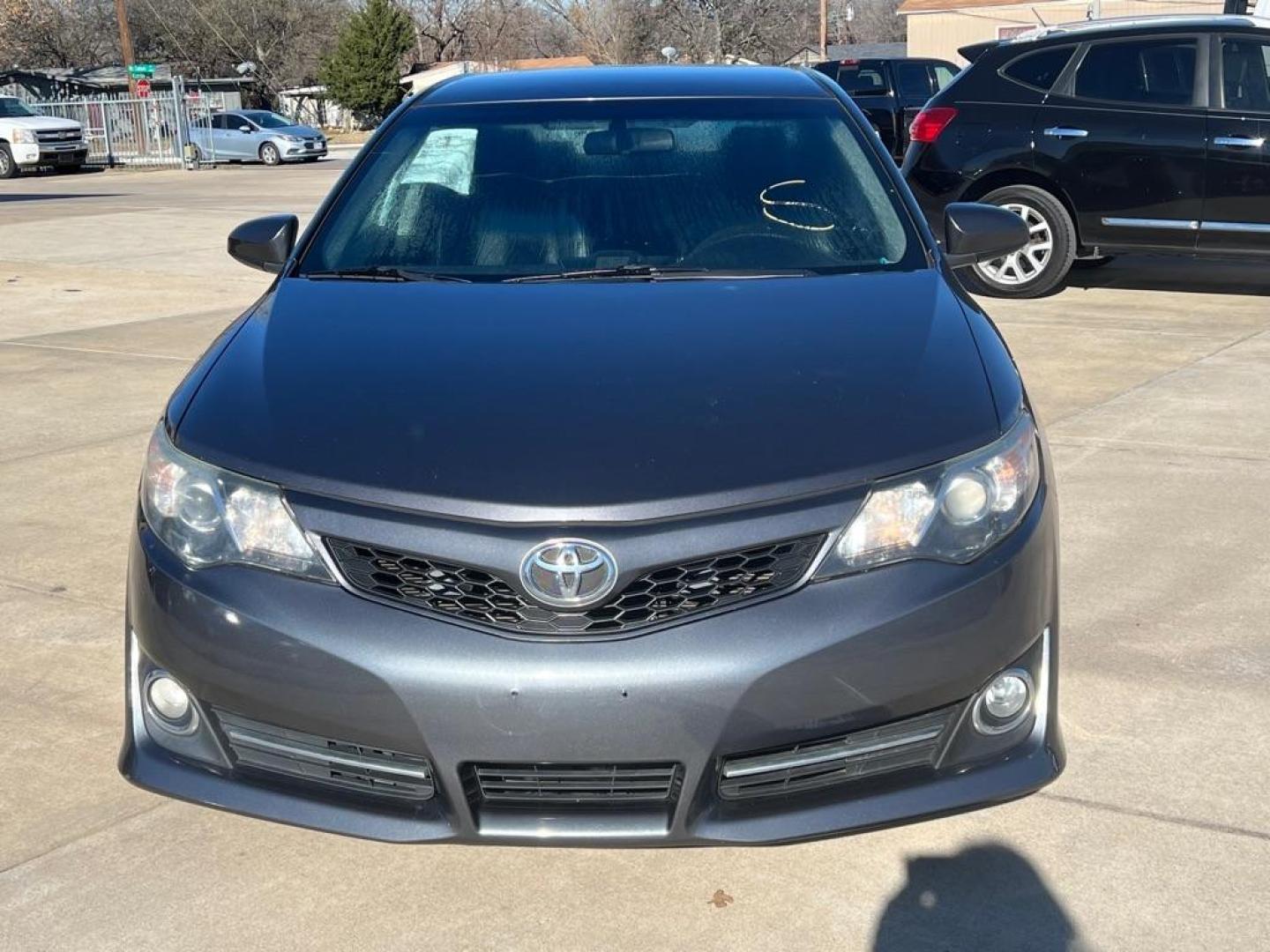 2014 GRAY TOYOTA CAMRY L (4T1BF1FK6EU) with an 2.5L engine, Automatic transmission, located at 4415 NE 28th St, Haltom City, TX, 76117, (817) 222-9334, 32.795322, -97.280937 - Photo#2