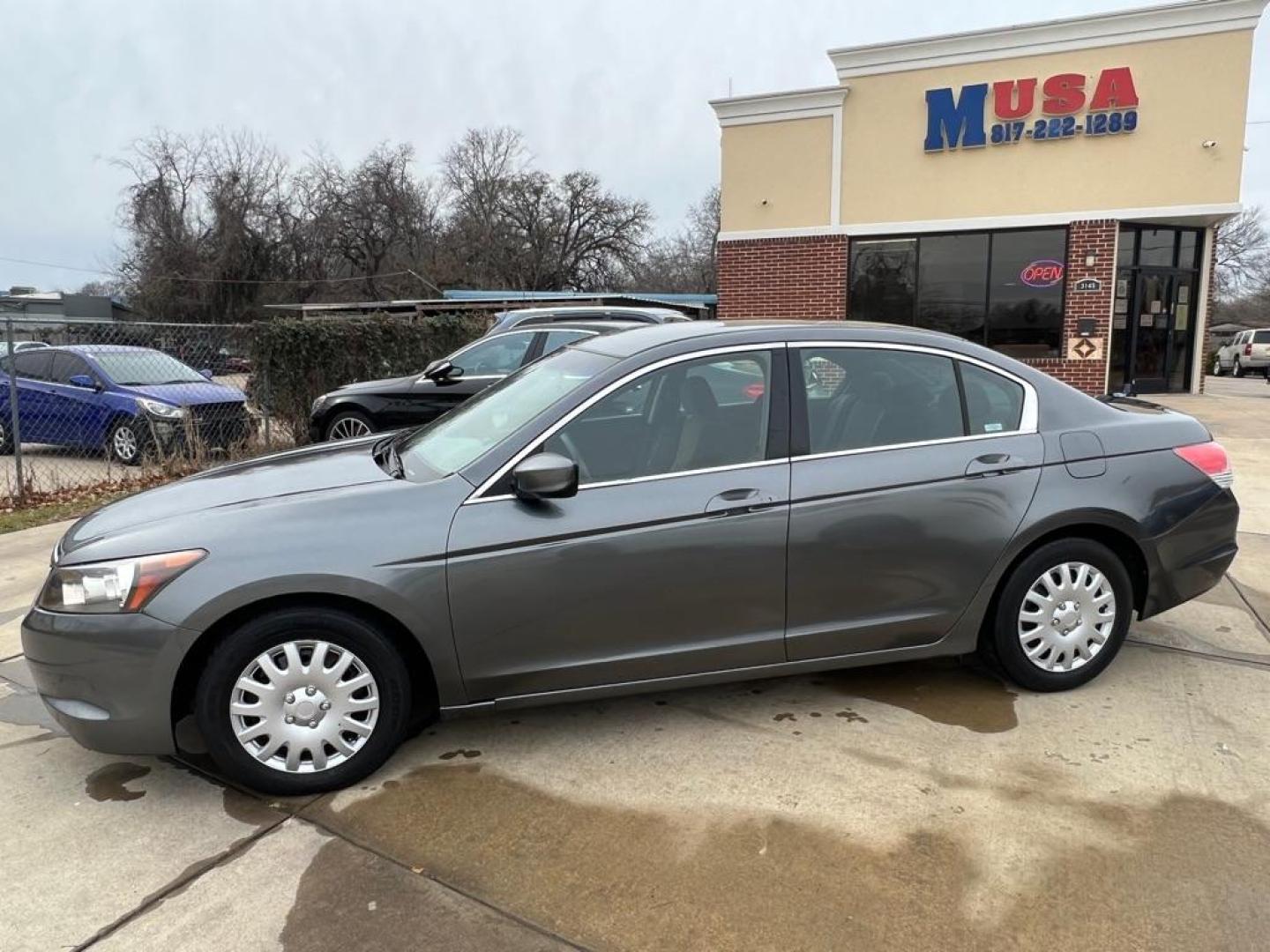 2008 GRAY HONDA ACCORD LX (1HGCP26338A) with an 2.4L engine, Automatic transmission, located at 4415 NE 28th St, Haltom City, TX, 76117, (817) 222-9334, 32.795322, -97.280937 - Photo#1