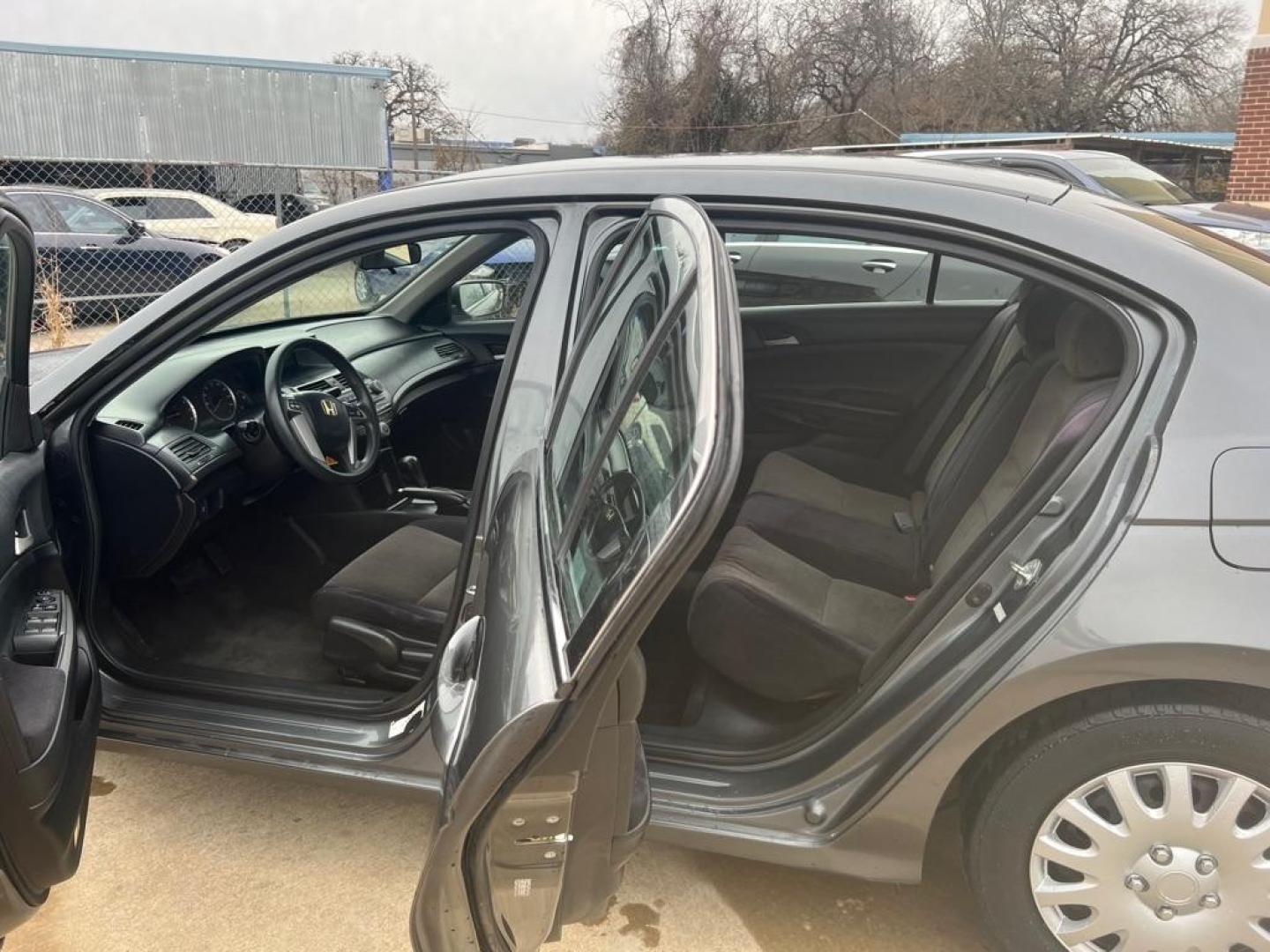 2008 GRAY HONDA ACCORD LX (1HGCP26338A) with an 2.4L engine, Automatic transmission, located at 4415 NE 28th St, Haltom City, TX, 76117, (817) 222-9334, 32.795322, -97.280937 - Photo#7