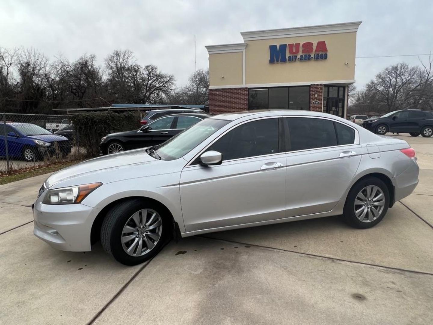 2012 SILVER HONDA ACCORD EXL (1HGCP3F87CA) with an 3.5L engine, Automatic transmission, located at 4415 NE 28th St, Haltom City, TX, 76117, (817) 222-9334, 32.795322, -97.280937 - Photo#0