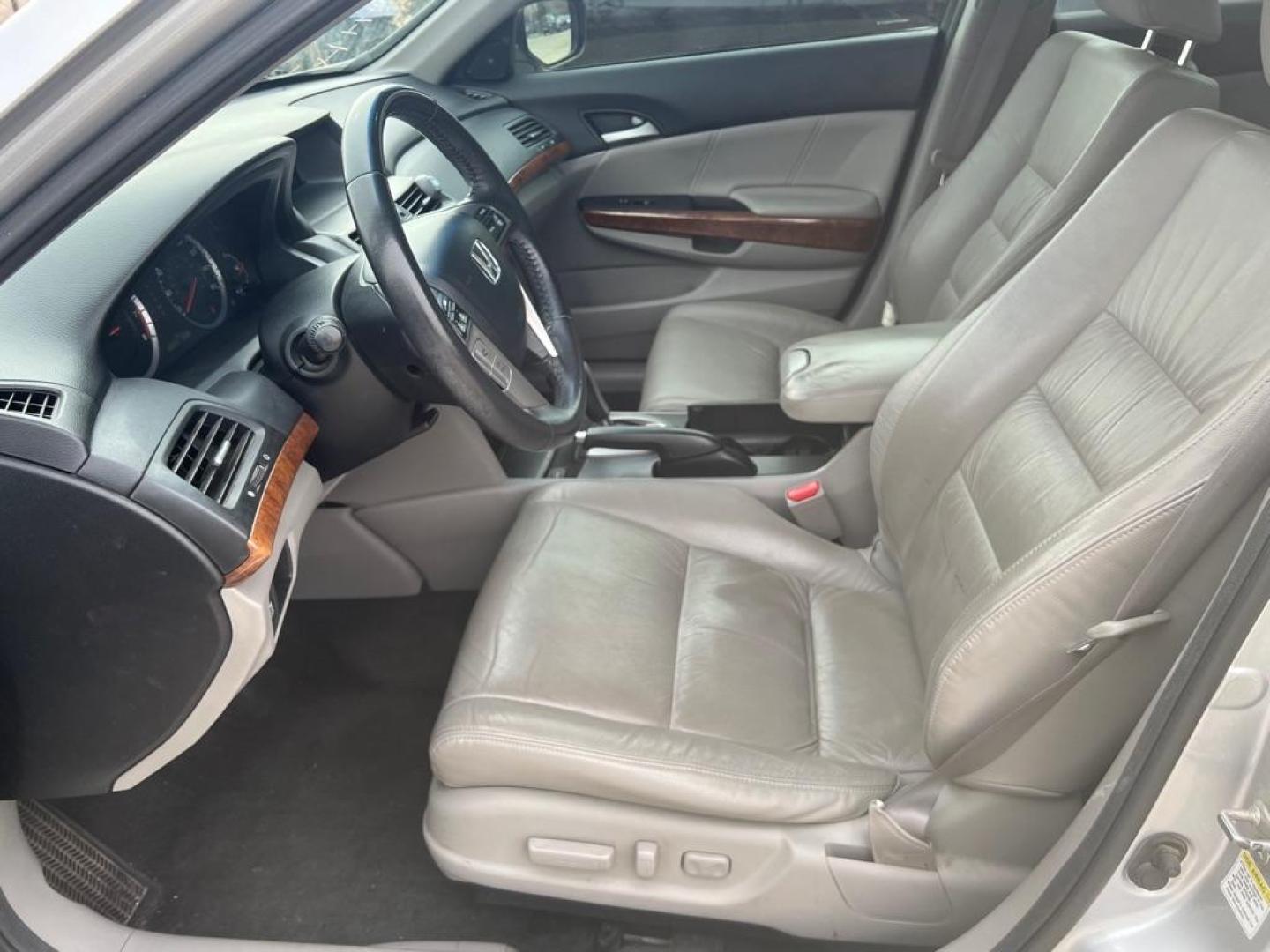 2012 SILVER HONDA ACCORD EXL (1HGCP3F87CA) with an 3.5L engine, Automatic transmission, located at 4415 NE 28th St, Haltom City, TX, 76117, (817) 222-9334, 32.795322, -97.280937 - Photo#10