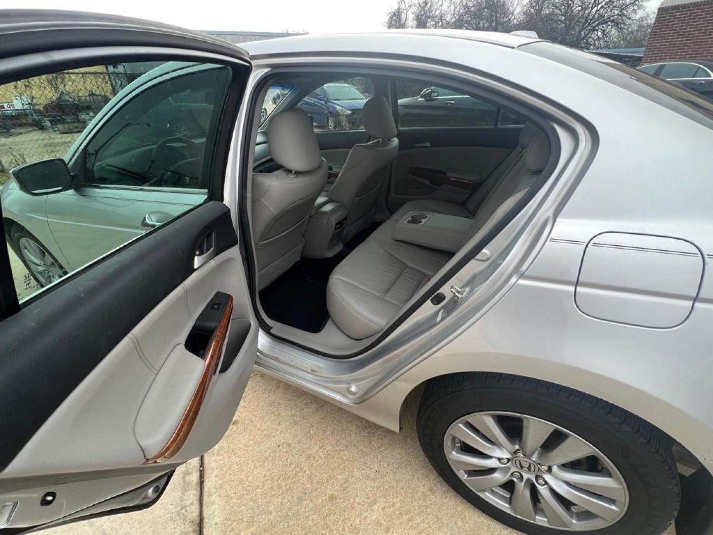 2012 SILVER HONDA ACCORD EXL (1HGCP3F87CA) with an 3.5L engine, Automatic transmission, located at 4415 NE 28th St, Haltom City, TX, 76117, (817) 222-9334, 32.795322, -97.280937 - Photo#16