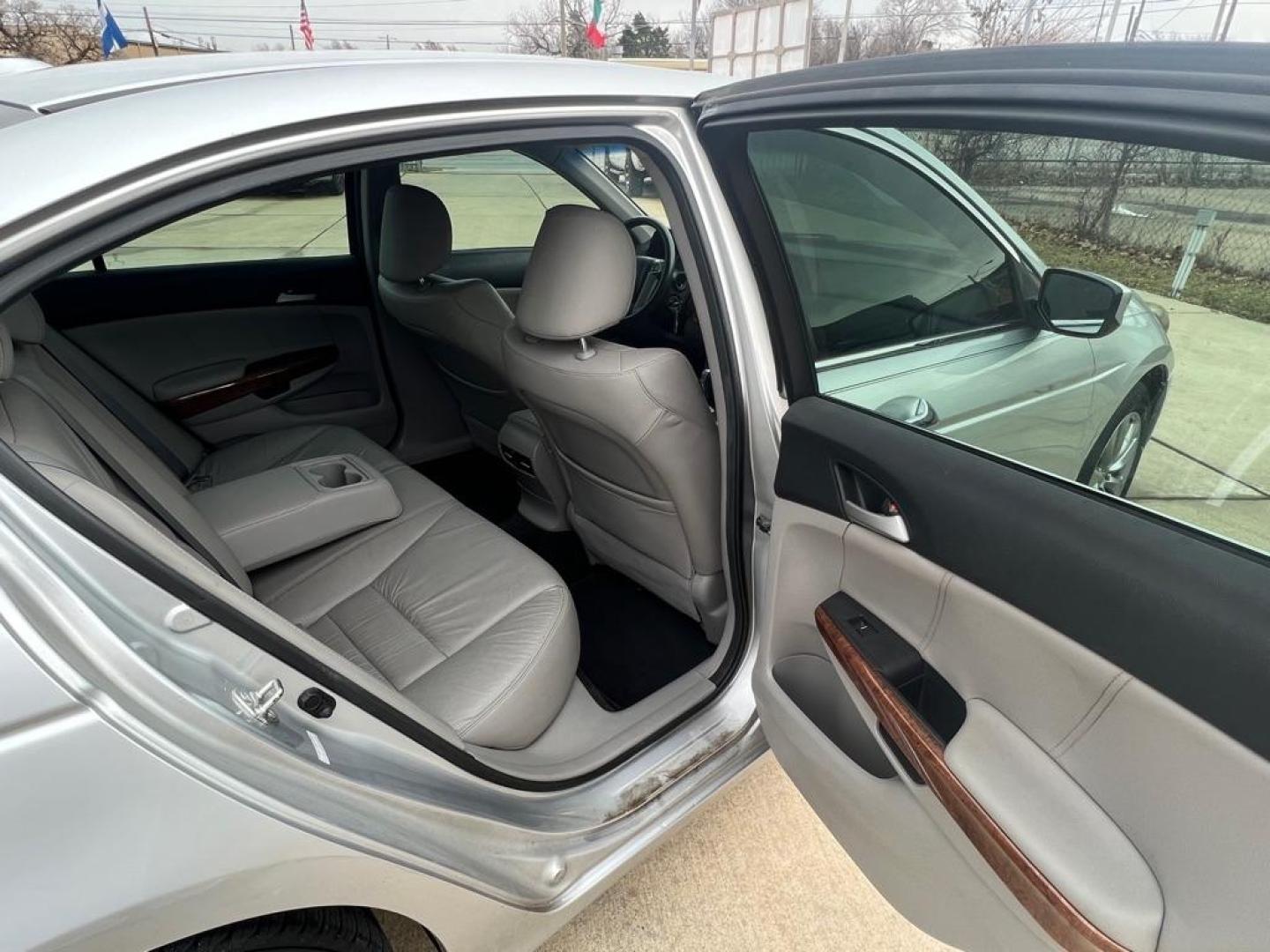 2012 SILVER HONDA ACCORD EXL (1HGCP3F87CA) with an 3.5L engine, Automatic transmission, located at 4415 NE 28th St, Haltom City, TX, 76117, (817) 222-9334, 32.795322, -97.280937 - Photo#17