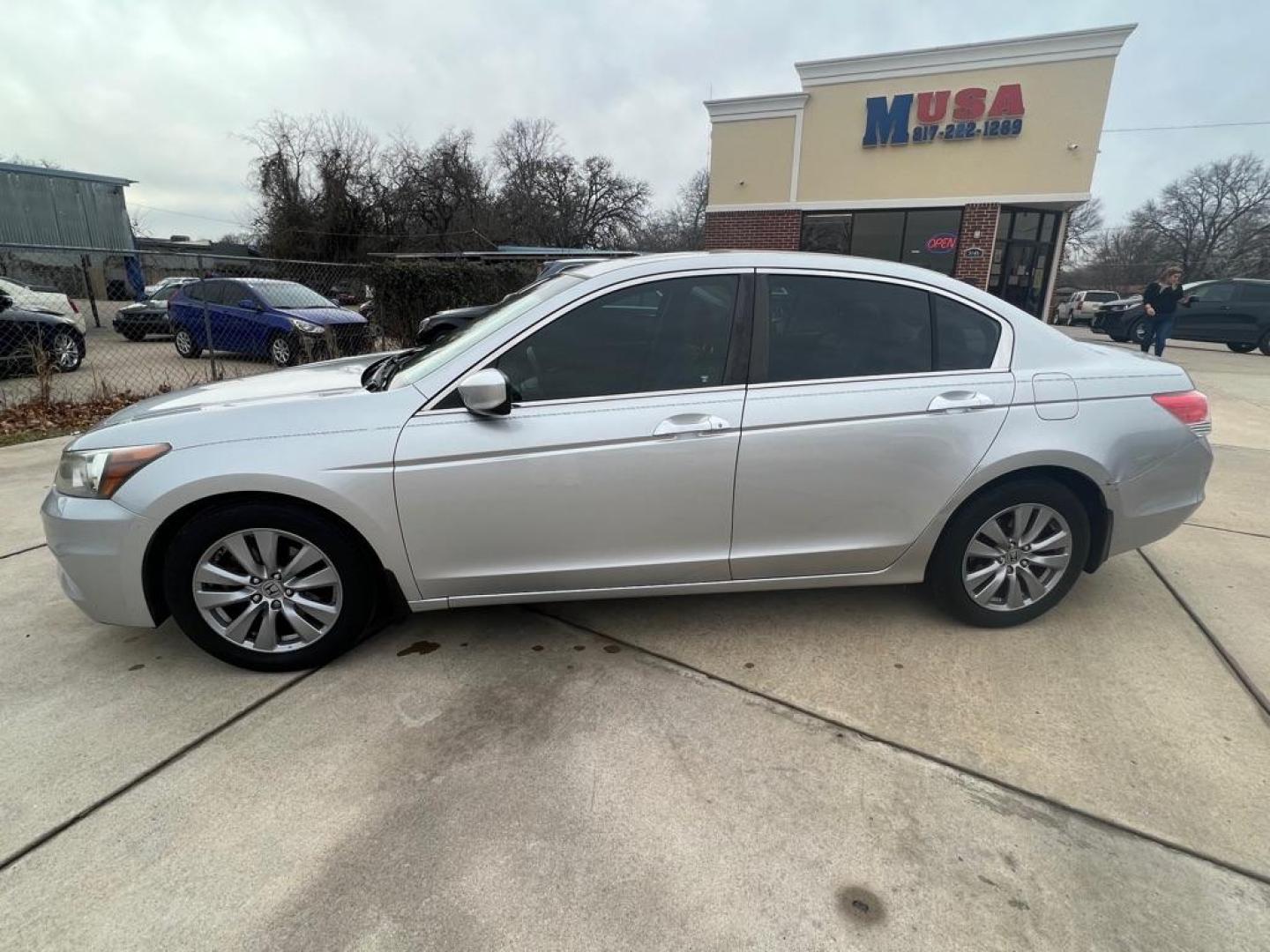 2012 SILVER HONDA ACCORD EXL (1HGCP3F87CA) with an 3.5L engine, Automatic transmission, located at 4415 NE 28th St, Haltom City, TX, 76117, (817) 222-9334, 32.795322, -97.280937 - Photo#1