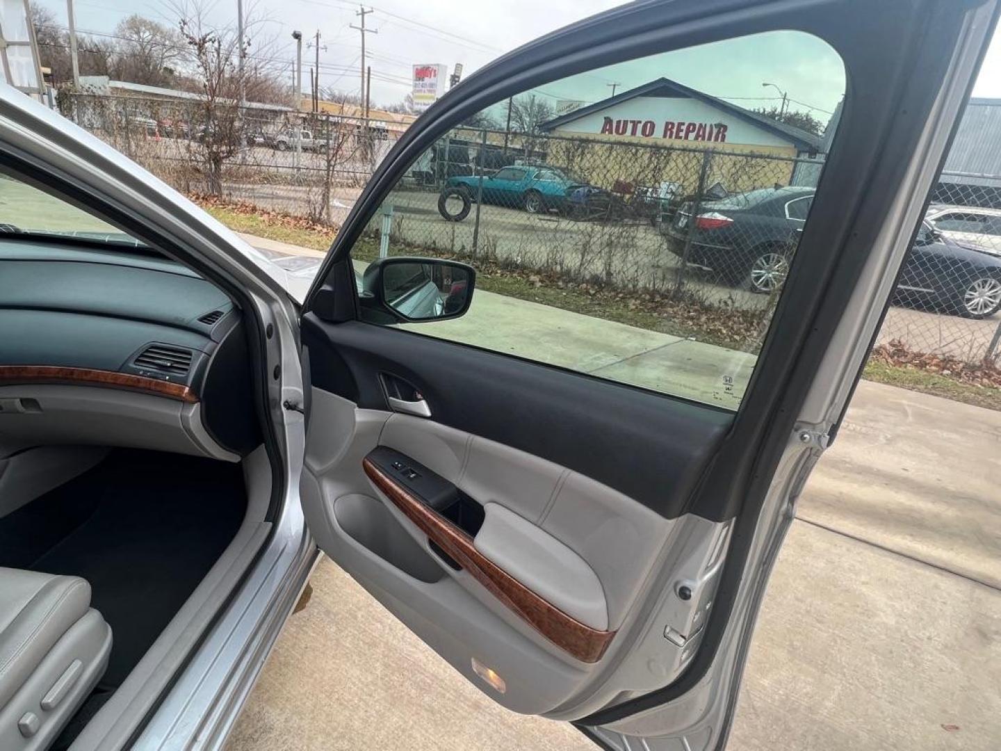 2012 SILVER HONDA ACCORD EXL (1HGCP3F87CA) with an 3.5L engine, Automatic transmission, located at 4415 NE 28th St, Haltom City, TX, 76117, (817) 222-9334, 32.795322, -97.280937 - Photo#19