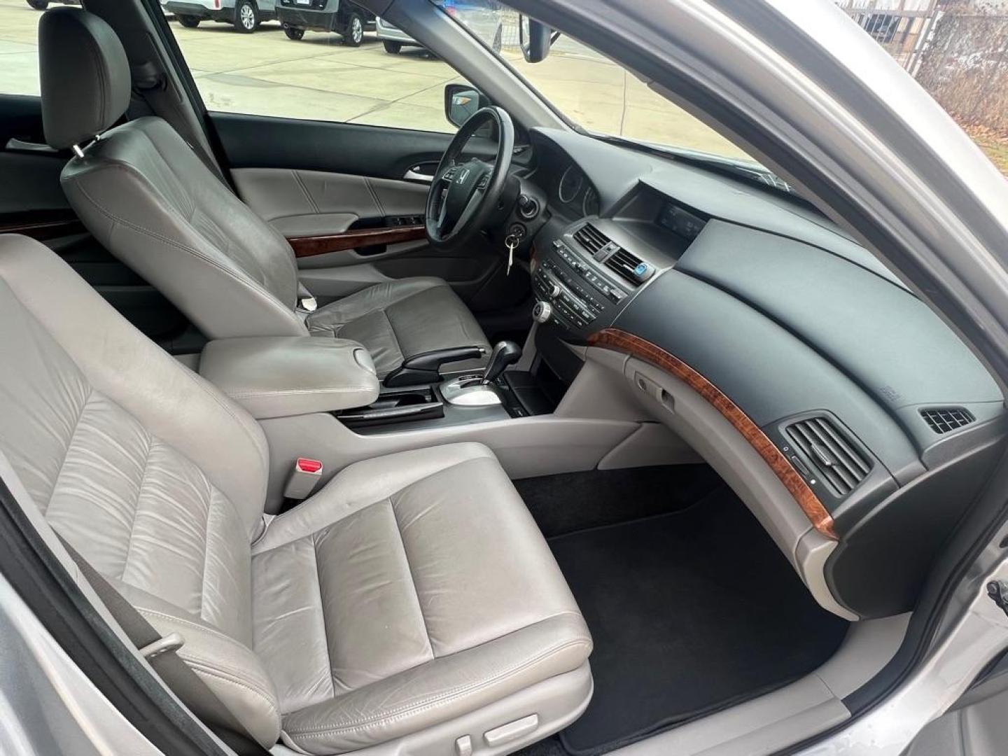 2012 SILVER HONDA ACCORD EXL (1HGCP3F87CA) with an 3.5L engine, Automatic transmission, located at 4415 NE 28th St, Haltom City, TX, 76117, (817) 222-9334, 32.795322, -97.280937 - Photo#20