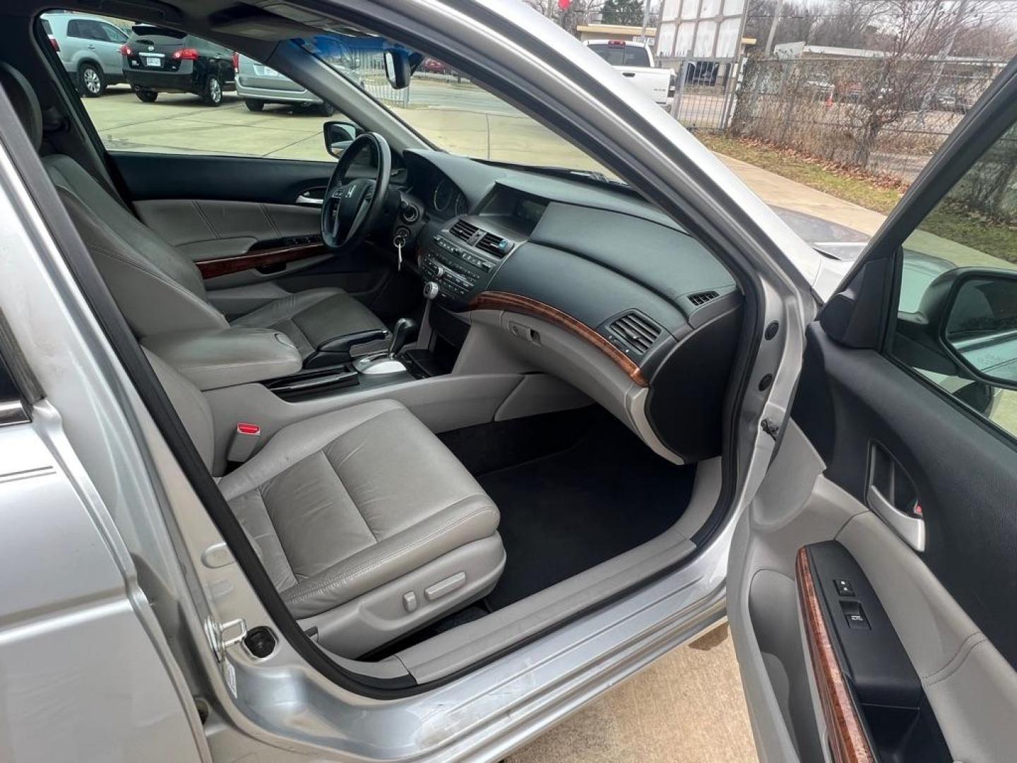 2012 SILVER HONDA ACCORD EXL (1HGCP3F87CA) with an 3.5L engine, Automatic transmission, located at 4415 NE 28th St, Haltom City, TX, 76117, (817) 222-9334, 32.795322, -97.280937 - Photo#21