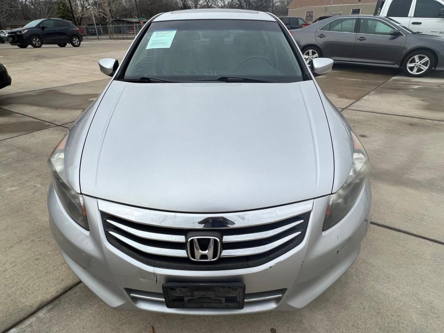 2012 SILVER HONDA ACCORD EXL (1HGCP3F87CA) with an 3.5L engine, Automatic transmission, located at 4415 NE 28th St, Haltom City, TX, 76117, (817) 222-9334, 32.795322, -97.280937 - Photo#2