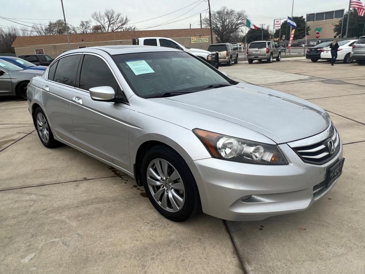 2012 SILVER HONDA ACCORD EXL (1HGCP3F87CA) with an 3.5L engine, Automatic transmission, located at 4415 NE 28th St, Haltom City, TX, 76117, (817) 222-9334, 32.795322, -97.280937 - Photo#3