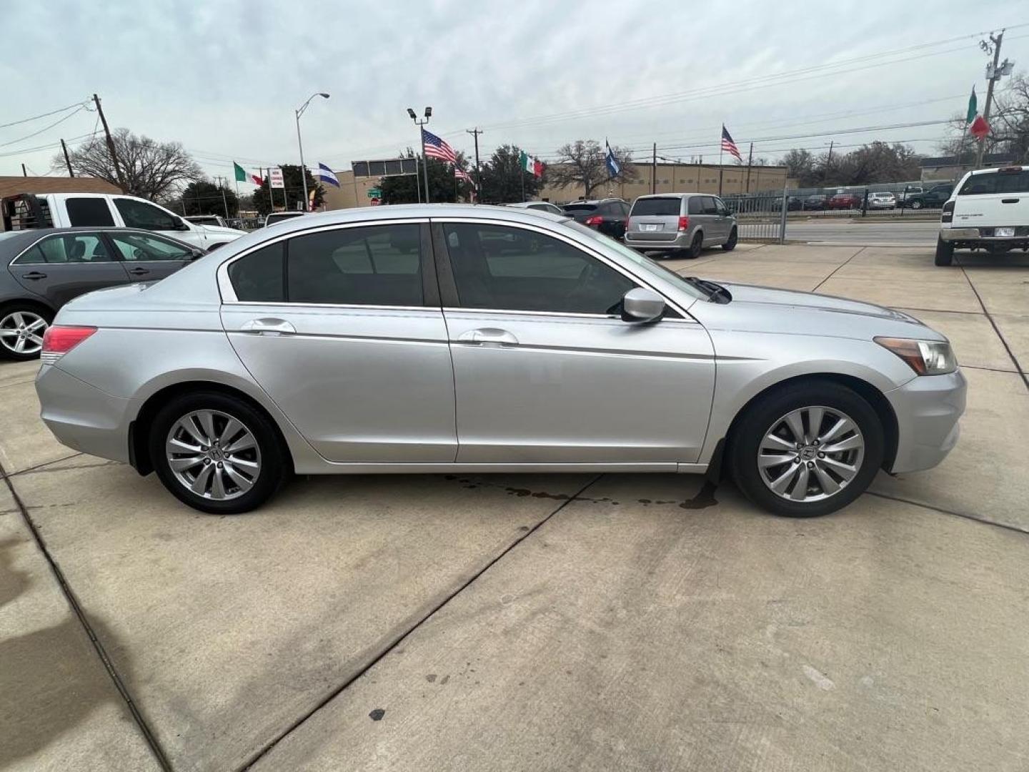 2012 SILVER HONDA ACCORD EXL (1HGCP3F87CA) with an 3.5L engine, Automatic transmission, located at 4415 NE 28th St, Haltom City, TX, 76117, (817) 222-9334, 32.795322, -97.280937 - Photo#4