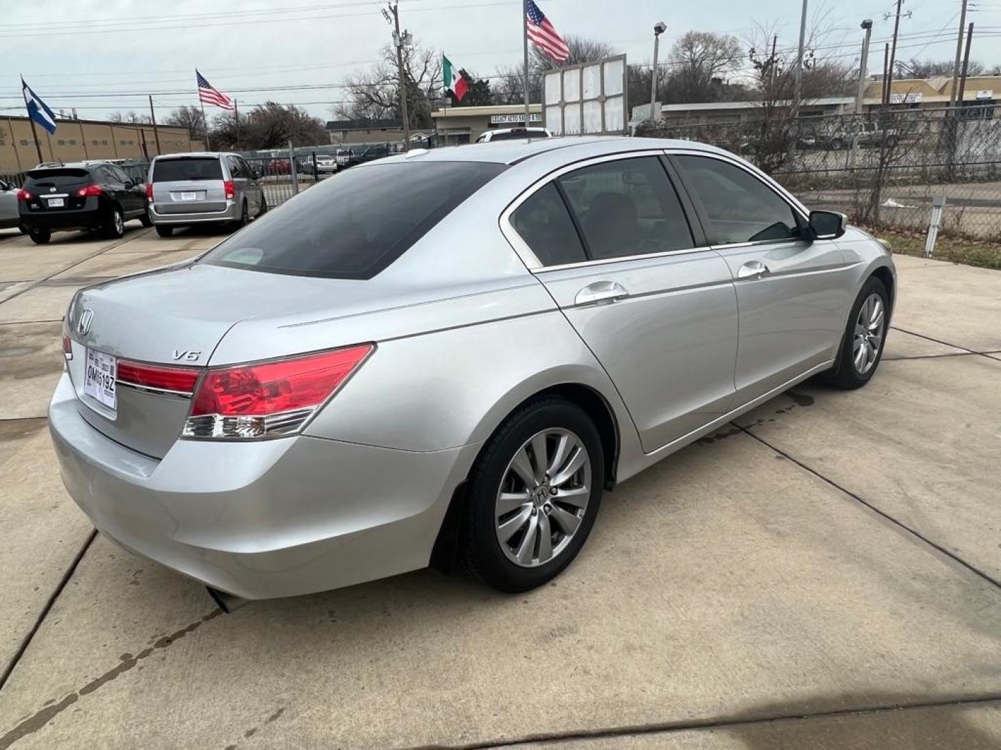 2012 SILVER HONDA ACCORD EXL (1HGCP3F87CA) with an 3.5L engine, Automatic transmission, located at 4415 NE 28th St, Haltom City, TX, 76117, (817) 222-9334, 32.795322, -97.280937 - Photo#5