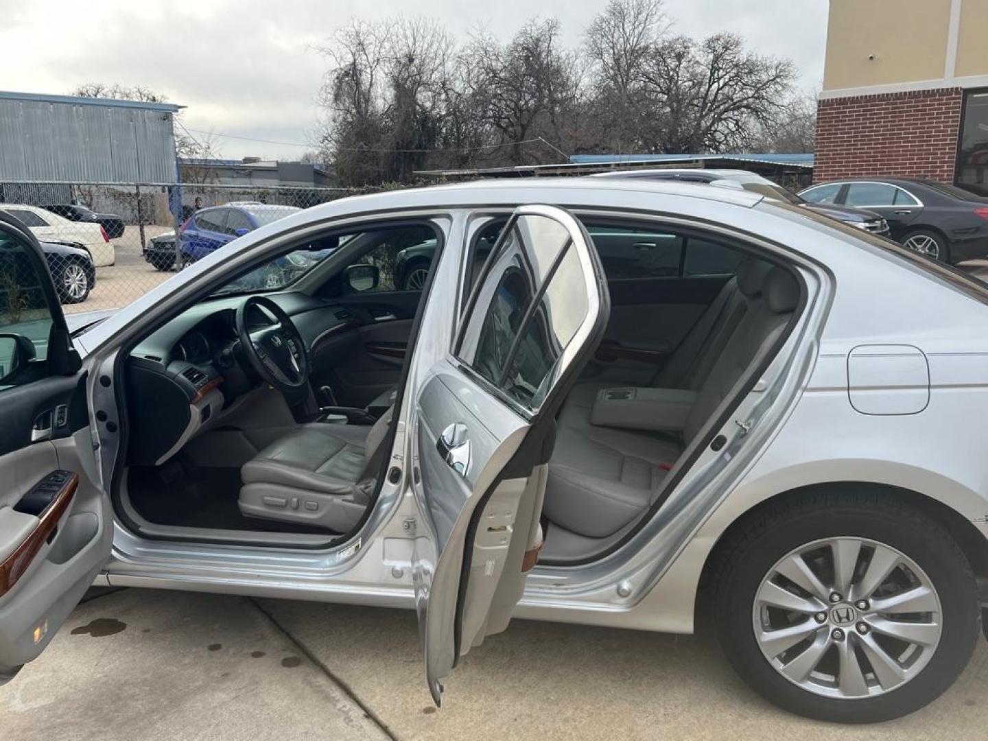 2012 SILVER HONDA ACCORD EXL (1HGCP3F87CA) with an 3.5L engine, Automatic transmission, located at 4415 NE 28th St, Haltom City, TX, 76117, (817) 222-9334, 32.795322, -97.280937 - Photo#8