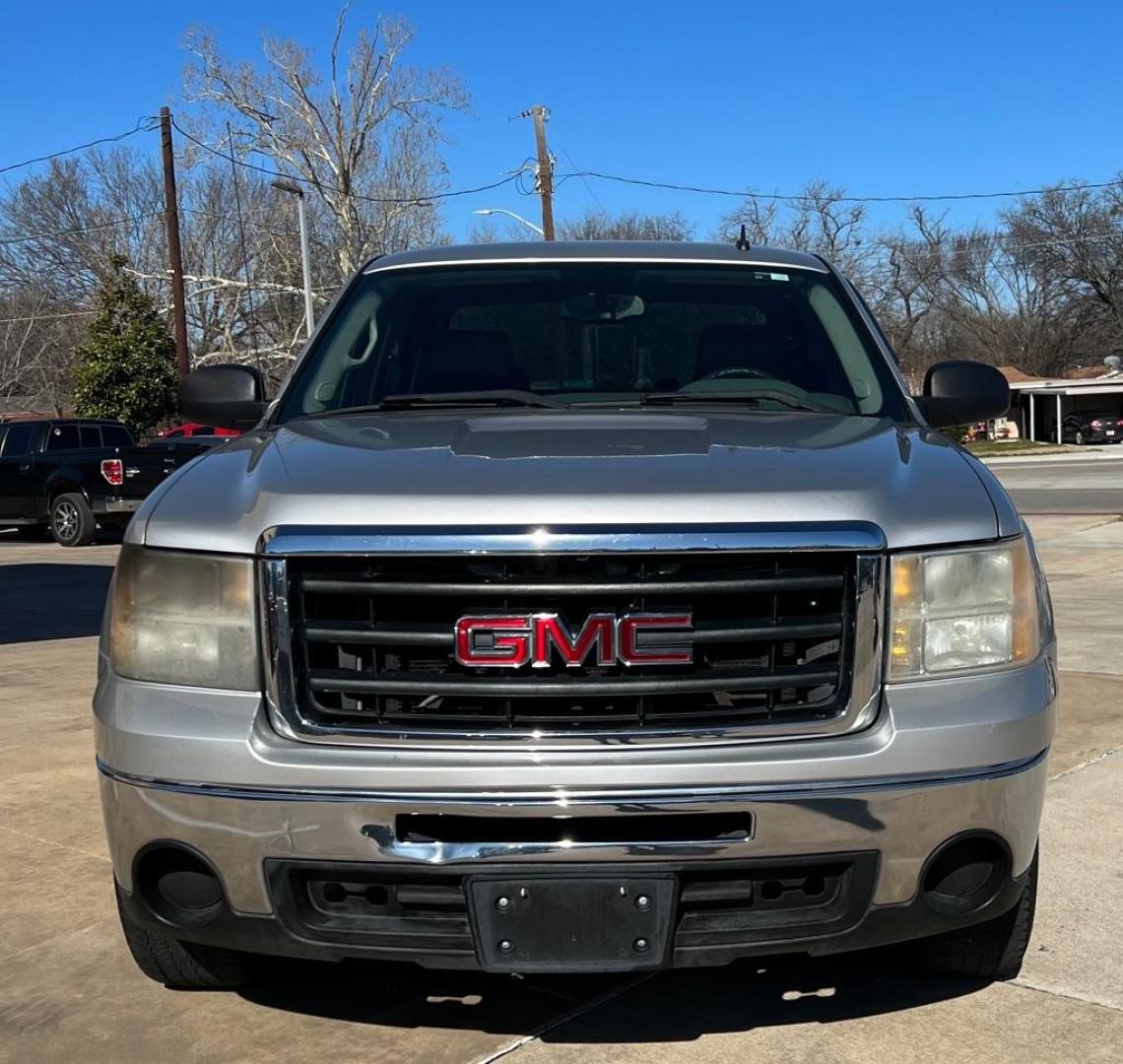 2010 SILVER GMC SIERRA 1500 SL (3GTRCUEA8AG) with an 4.8L engine, Automatic transmission, located at 4415 NE 28th St, Haltom City, TX, 76117, (817) 222-9334, 32.795322, -97.280937 - Photo#1