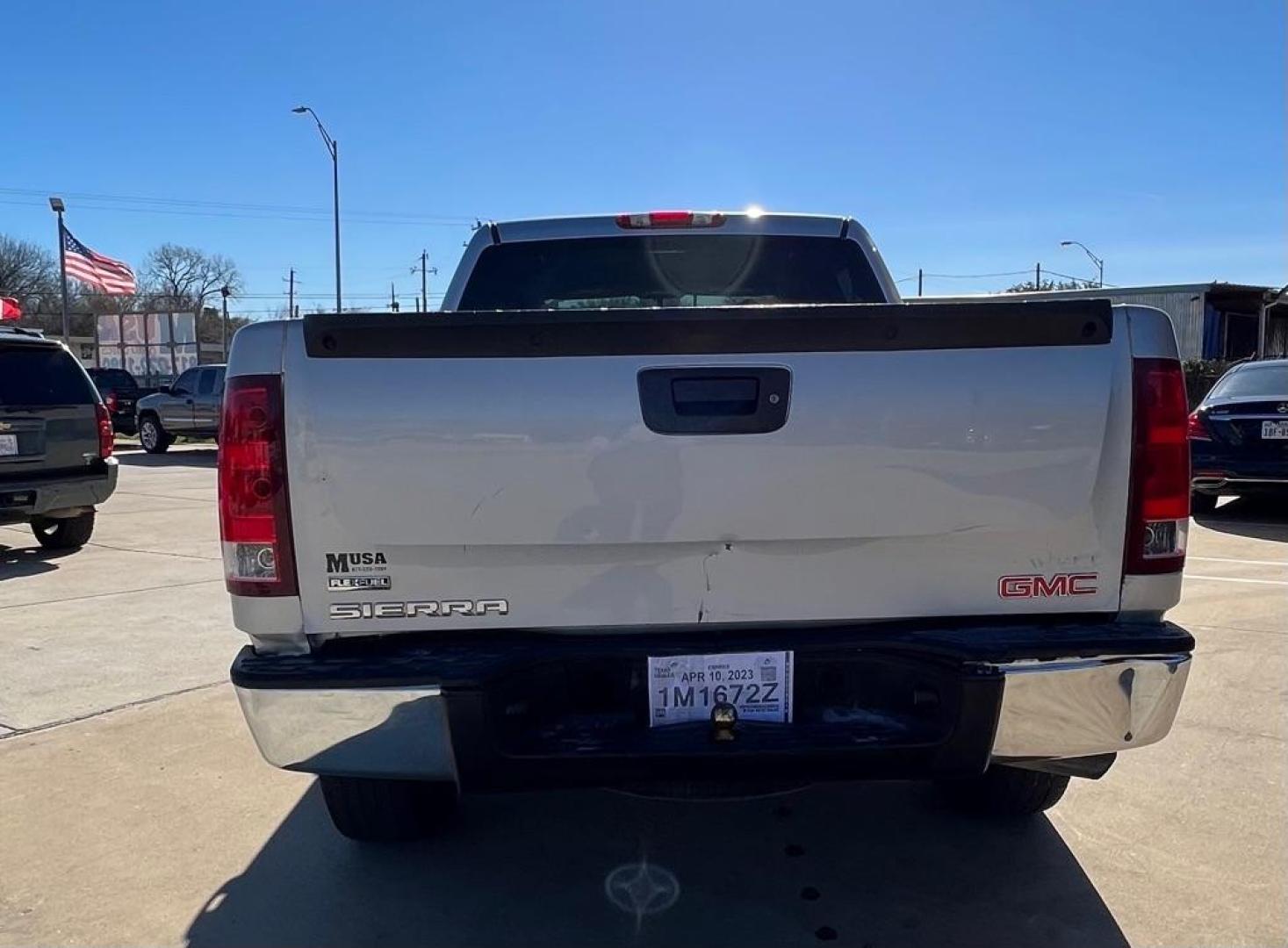 2010 SILVER GMC SIERRA 1500 SL (3GTRCUEA8AG) with an 4.8L engine, Automatic transmission, located at 4415 NE 28th St, Haltom City, TX, 76117, (817) 222-9334, 32.795322, -97.280937 - Photo#2