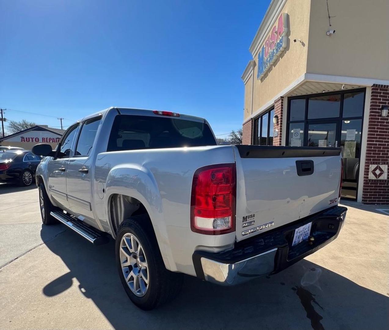 2010 SILVER GMC SIERRA 1500 SL (3GTRCUEA8AG) with an 4.8L engine, Automatic transmission, located at 4415 NE 28th St, Haltom City, TX, 76117, (817) 222-9334, 32.795322, -97.280937 - Photo#4