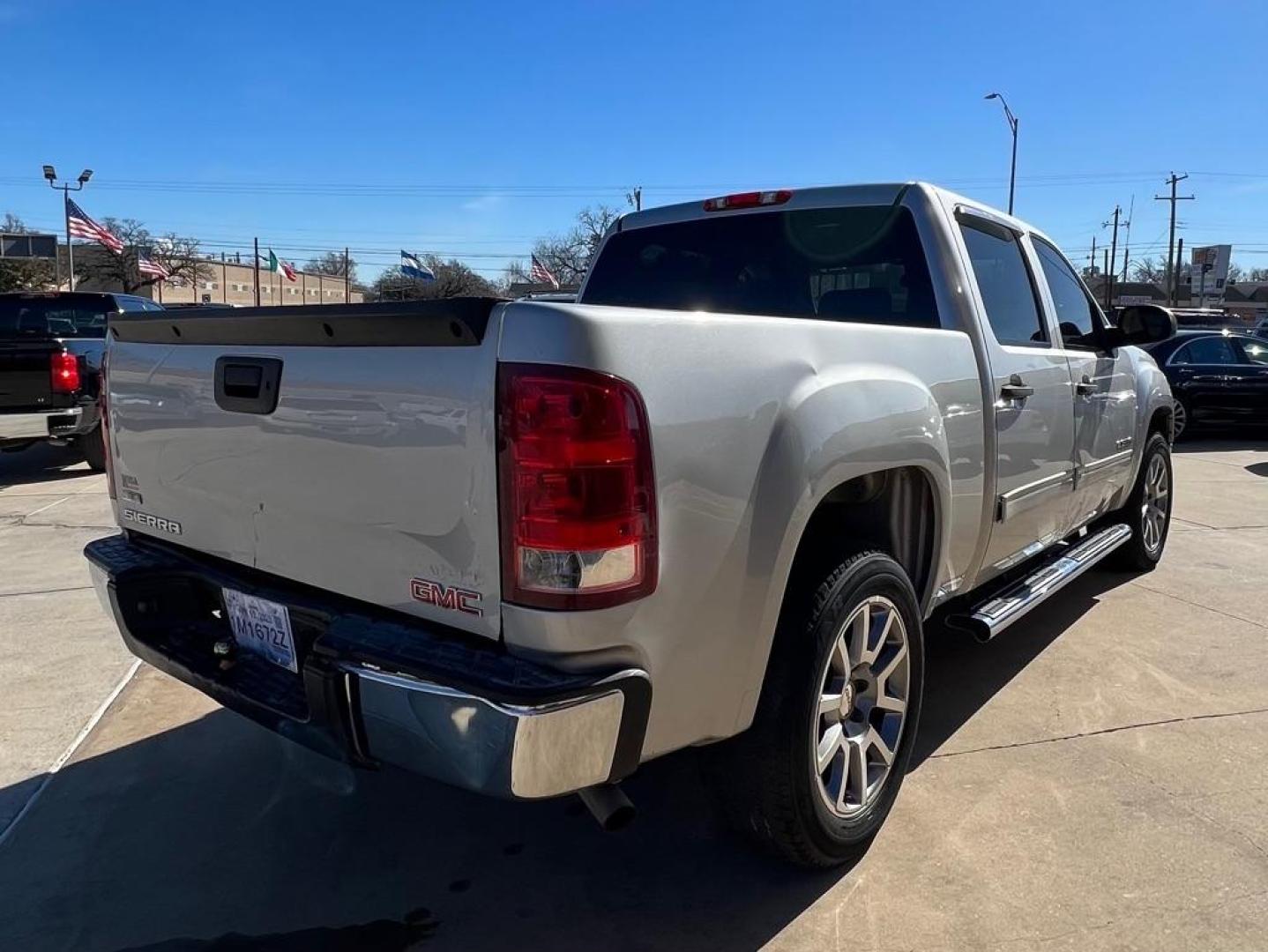 2010 SILVER GMC SIERRA 1500 SL (3GTRCUEA8AG) with an 4.8L engine, Automatic transmission, located at 4415 NE 28th St, Haltom City, TX, 76117, (817) 222-9334, 32.795322, -97.280937 - Photo#6