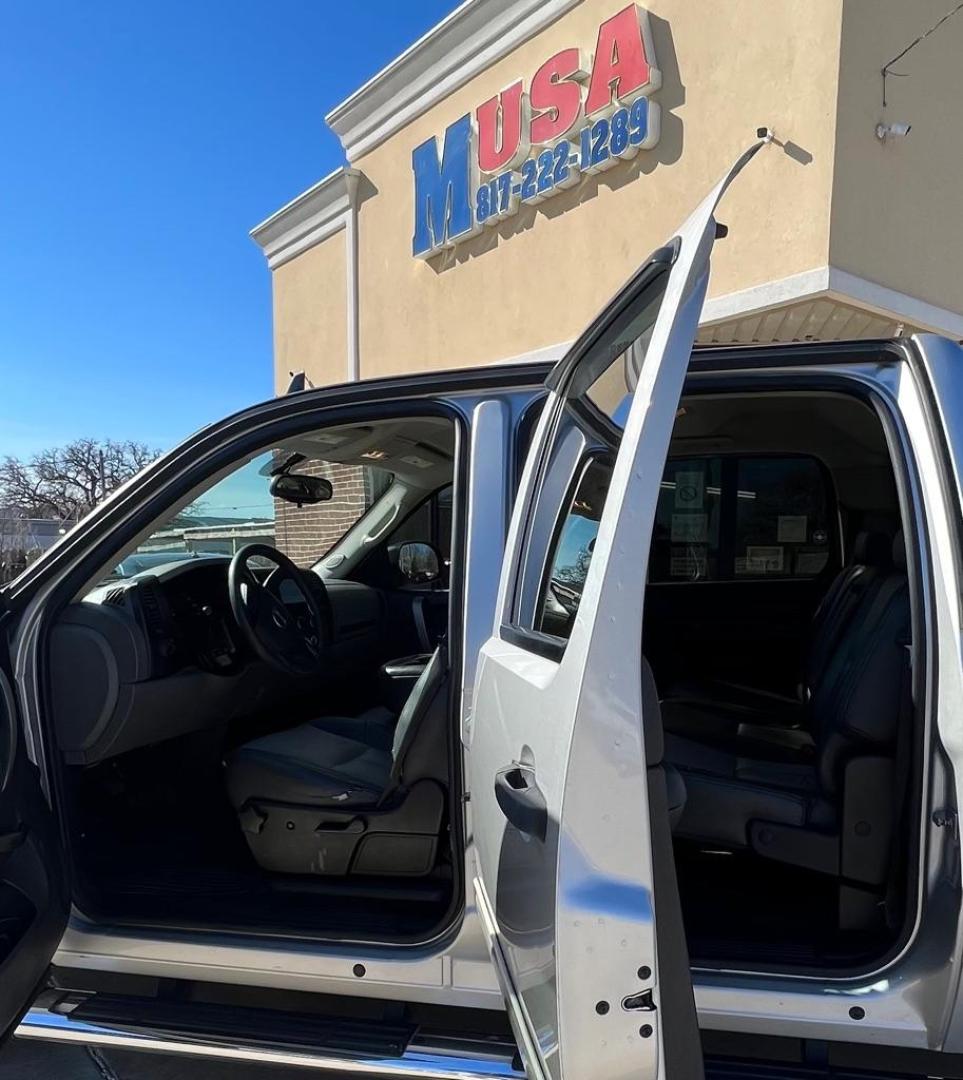 2010 SILVER GMC SIERRA 1500 SL (3GTRCUEA8AG) with an 4.8L engine, Automatic transmission, located at 4415 NE 28th St, Haltom City, TX, 76117, (817) 222-9334, 32.795322, -97.280937 - Photo#7