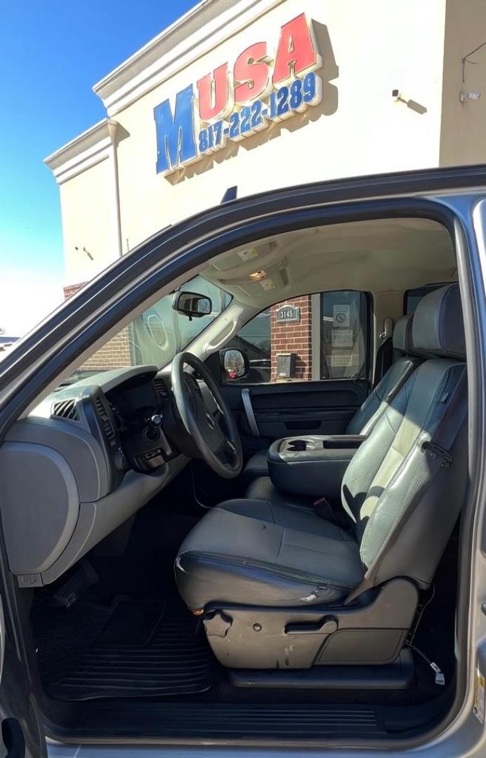 2010 SILVER GMC SIERRA 1500 SL (3GTRCUEA8AG) with an 4.8L engine, Automatic transmission, located at 4415 NE 28th St, Haltom City, TX, 76117, (817) 222-9334, 32.795322, -97.280937 - Photo#8