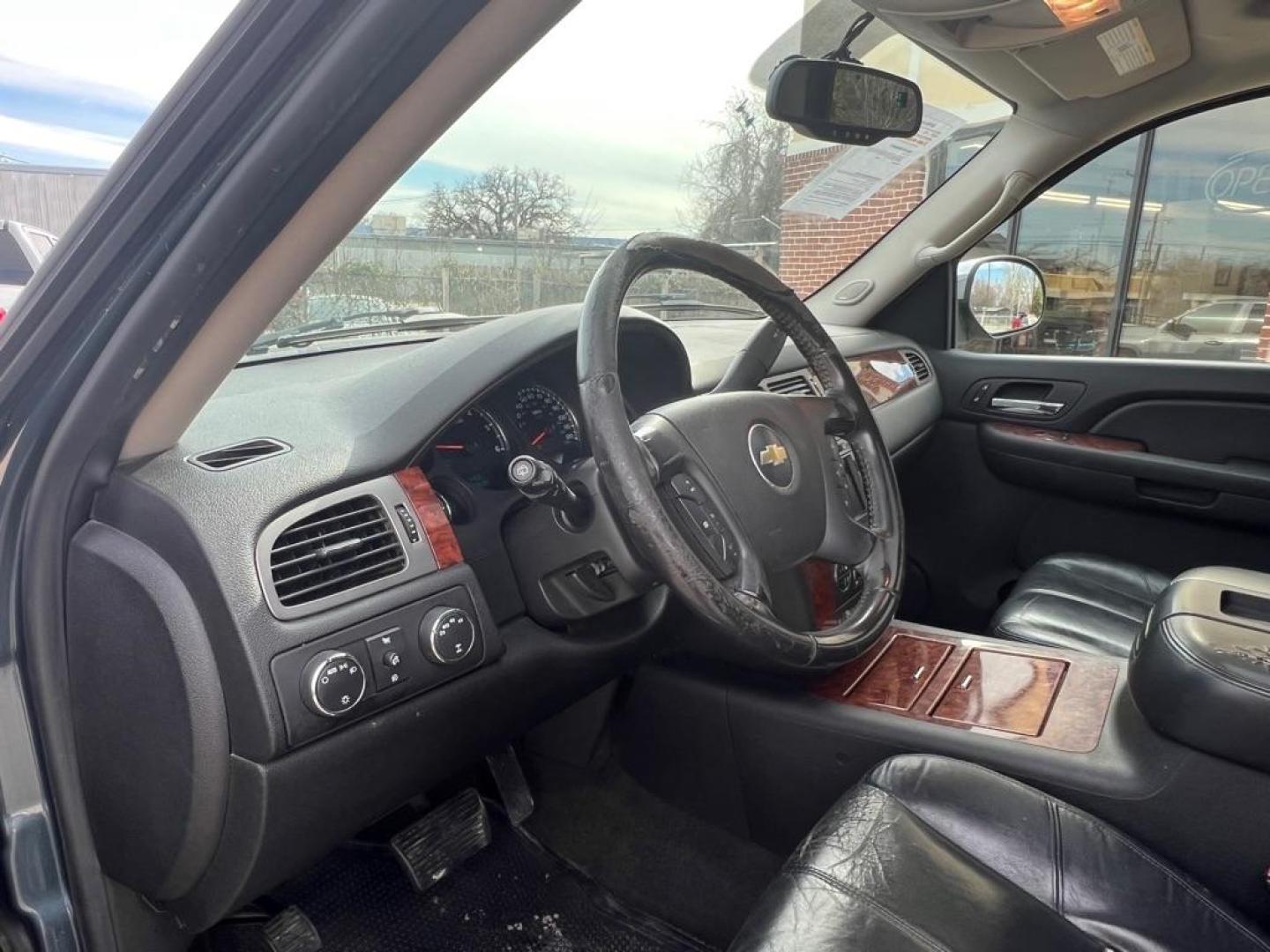 2008 BLUE CHEVROLET TAHOE 1500 (1GNFK13078J) with an 5.3L engine, Automatic transmission, located at 4415 NE 28th St, Haltom City, TX, 76117, (817) 222-9334, 32.795322, -97.280937 - Photo#10