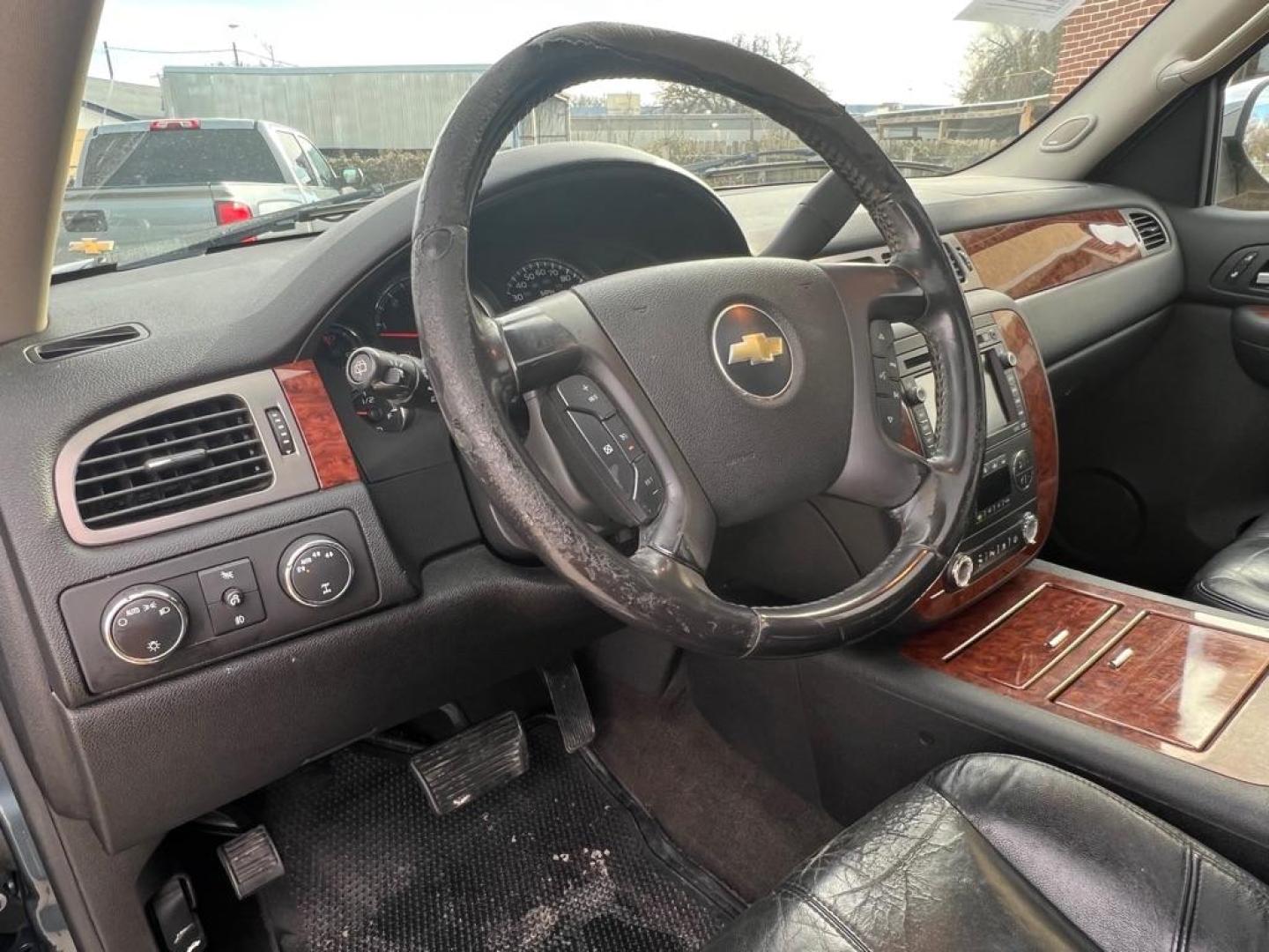 2008 BLUE CHEVROLET TAHOE 1500 (1GNFK13078J) with an 5.3L engine, Automatic transmission, located at 4415 NE 28th St, Haltom City, TX, 76117, (817) 222-9334, 32.795322, -97.280937 - Photo#12