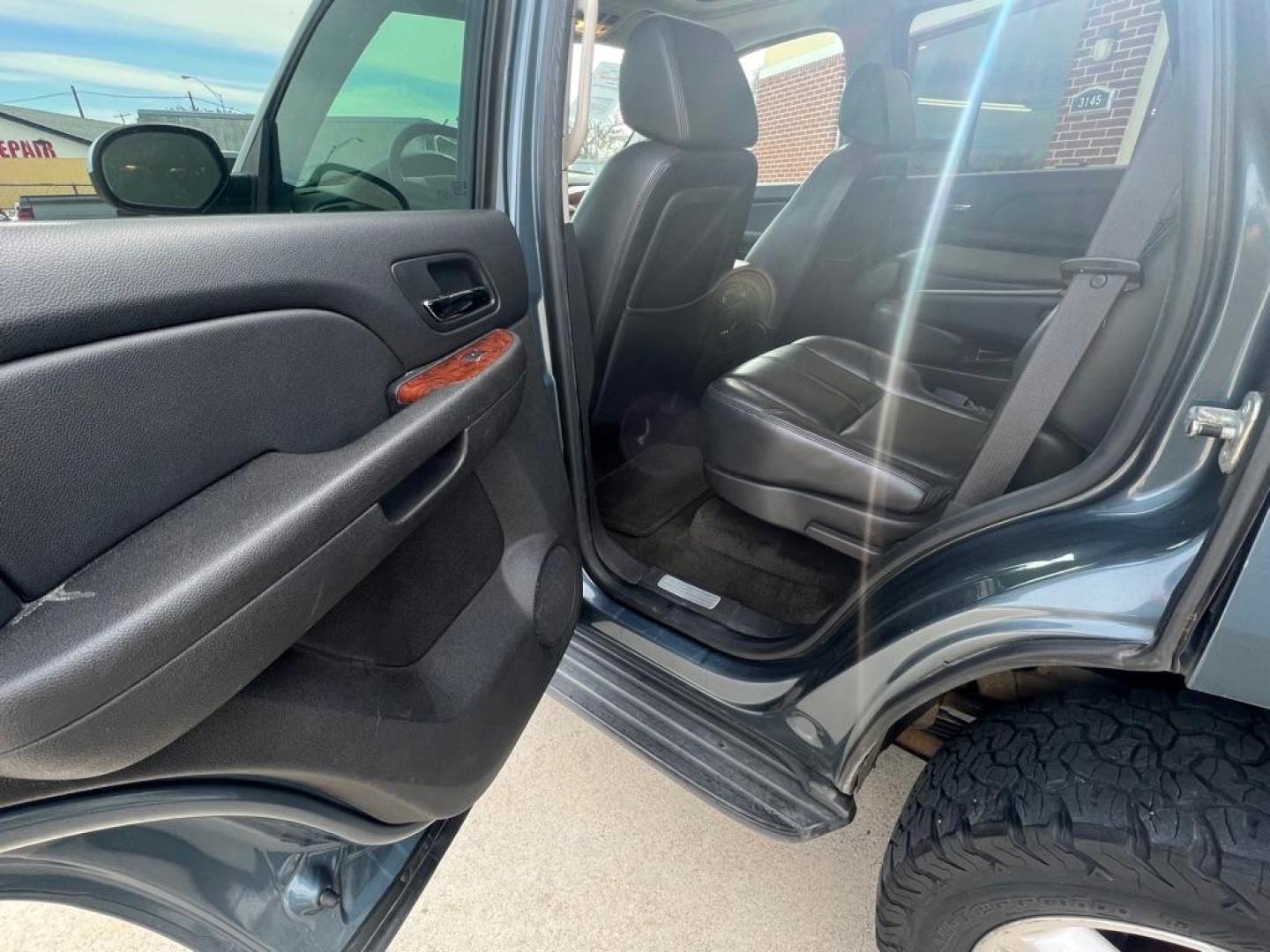 2008 BLUE CHEVROLET TAHOE 1500 (1GNFK13078J) with an 5.3L engine, Automatic transmission, located at 4415 NE 28th St, Haltom City, TX, 76117, (817) 222-9334, 32.795322, -97.280937 - Photo#17