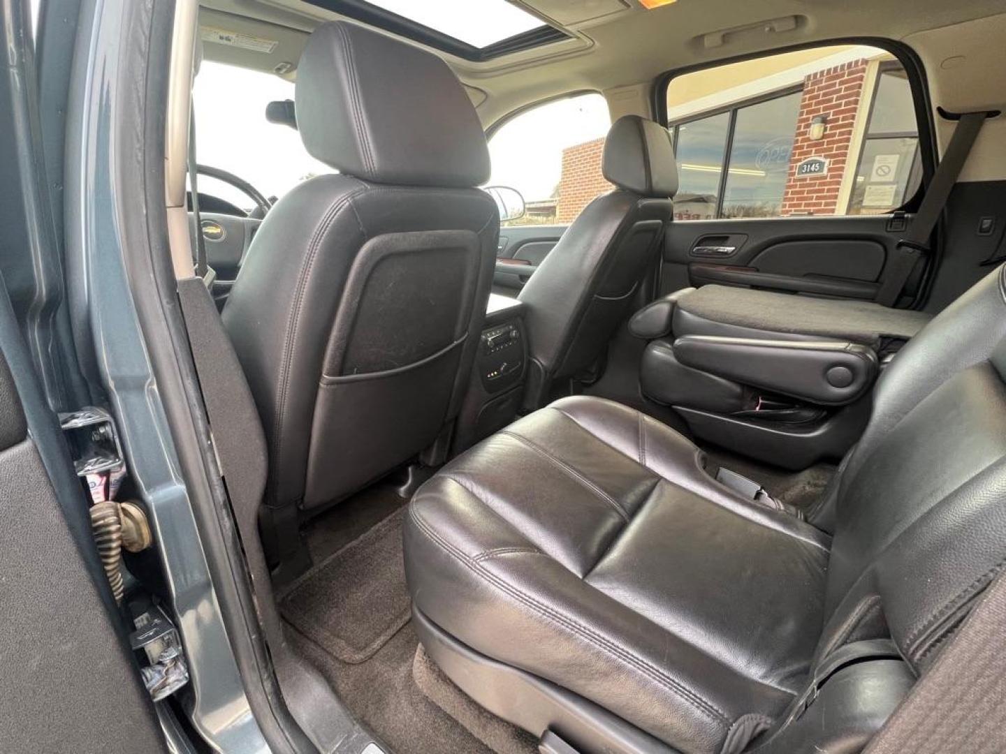 2008 BLUE CHEVROLET TAHOE 1500 (1GNFK13078J) with an 5.3L engine, Automatic transmission, located at 4415 NE 28th St, Haltom City, TX, 76117, (817) 222-9334, 32.795322, -97.280937 - Photo#18